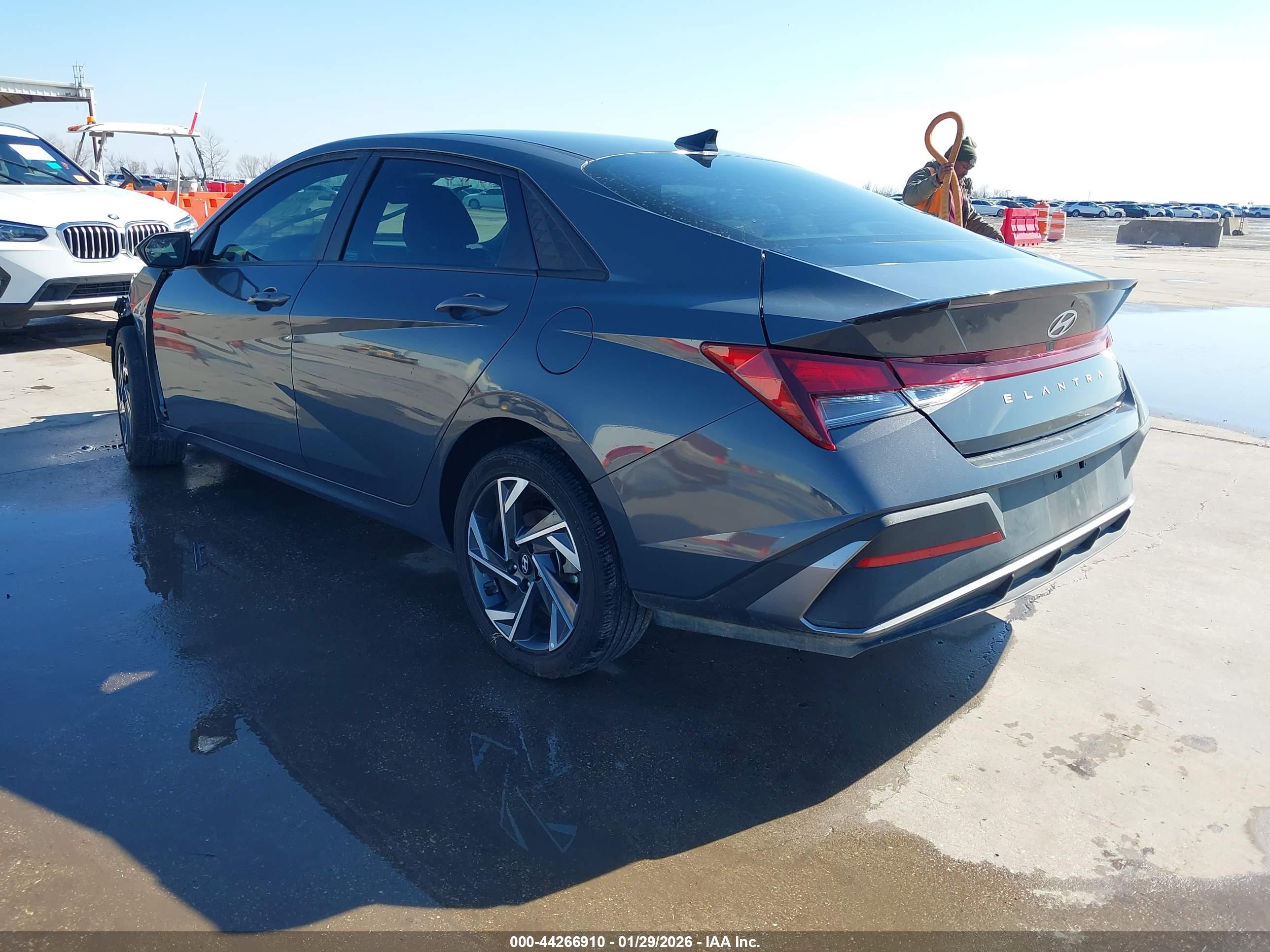 HYUNDAI ELANTRA image 3