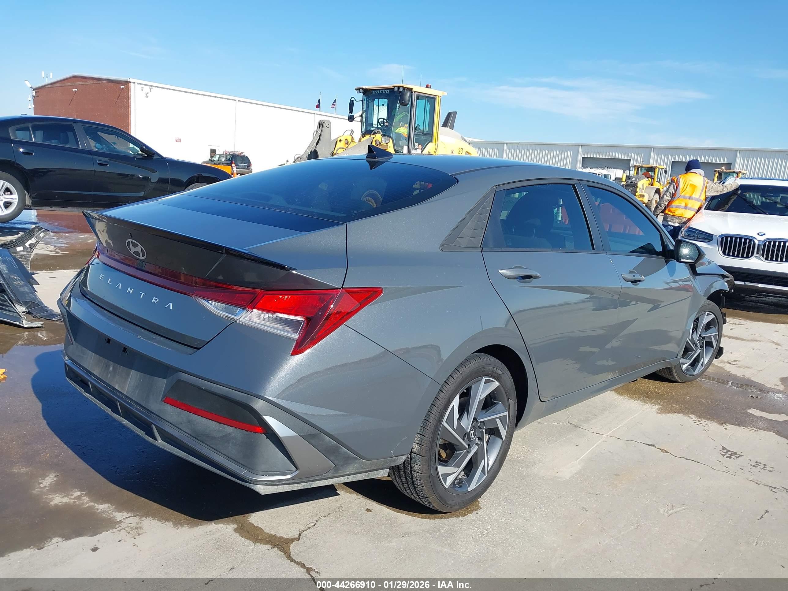 HYUNDAI ELANTRA image 4