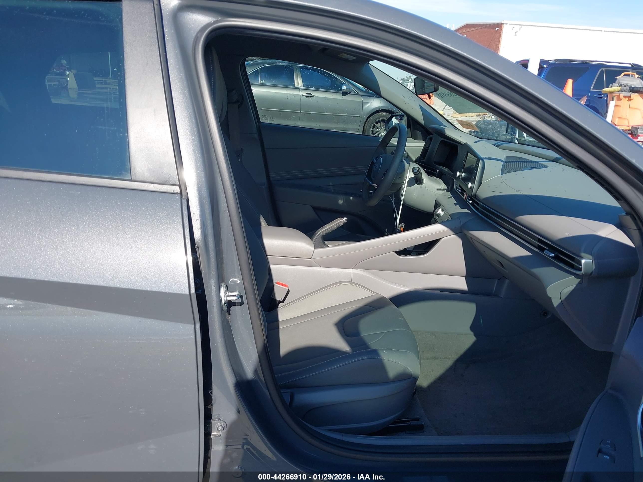 HYUNDAI ELANTRA image 5