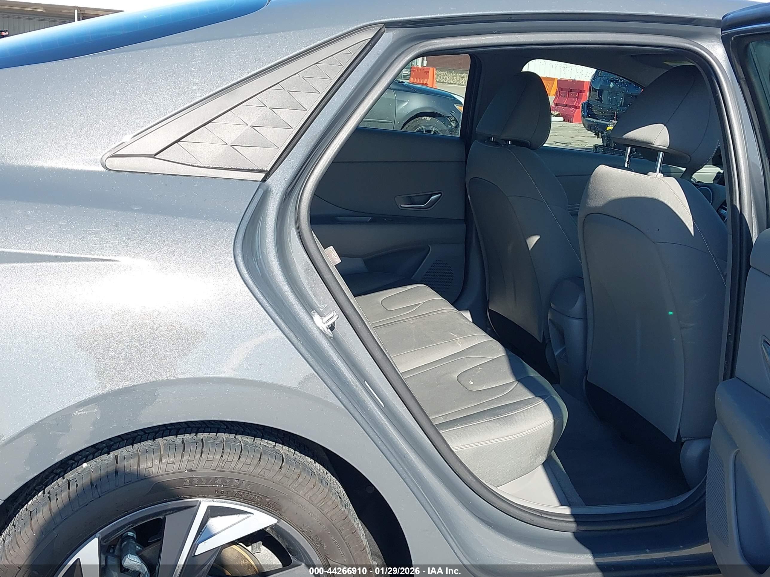 HYUNDAI ELANTRA image 8