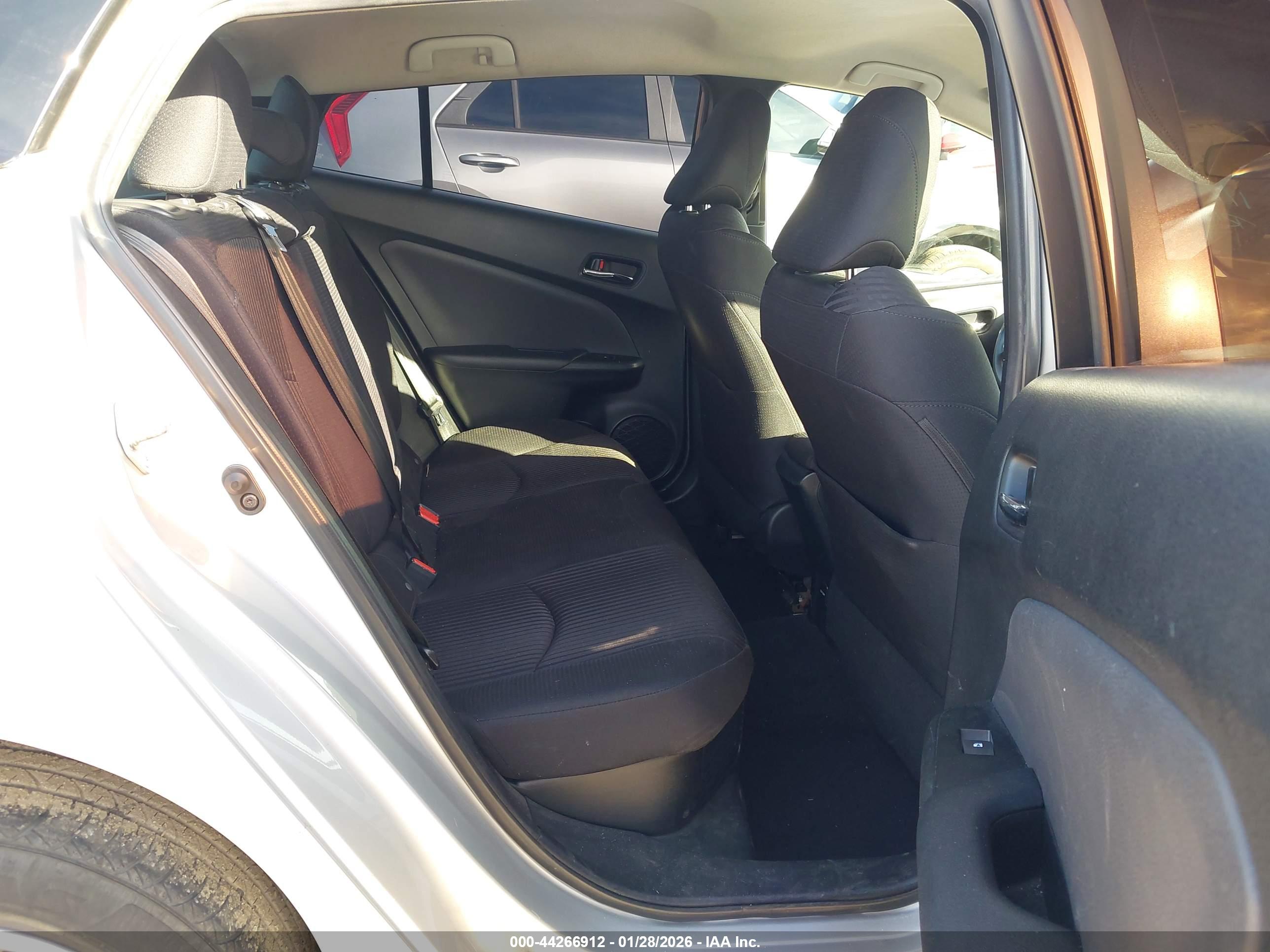 TOYOTA PRIUS image 8