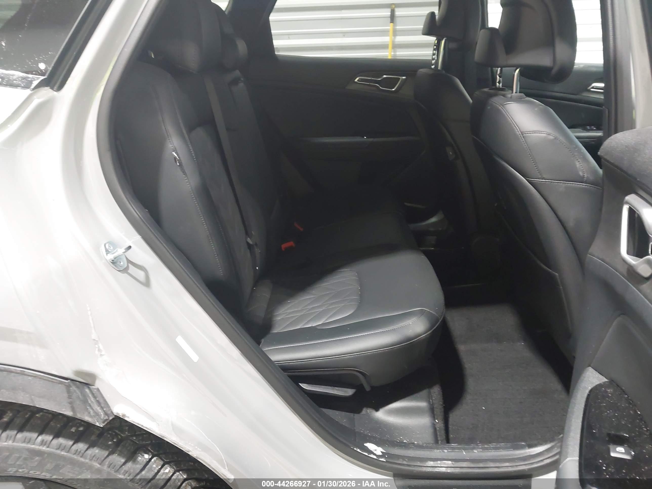 KIA SPORTAGE image 8