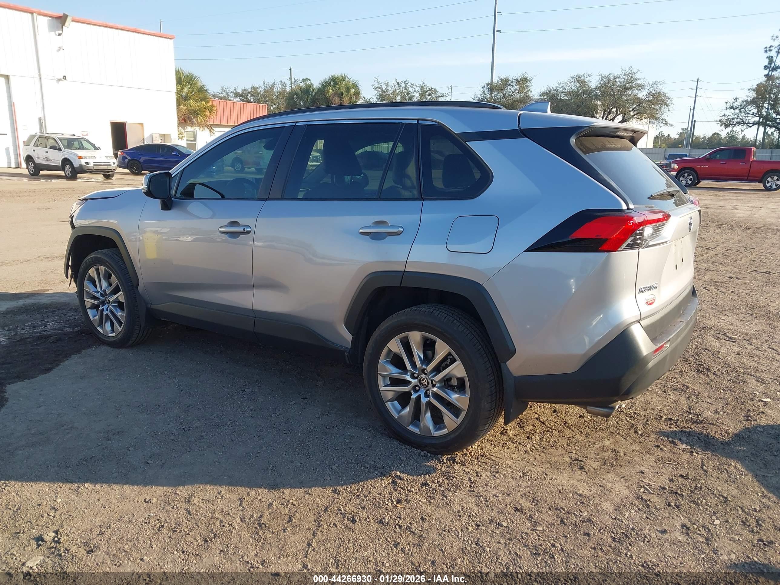 TOYOTA RAV4 image 3