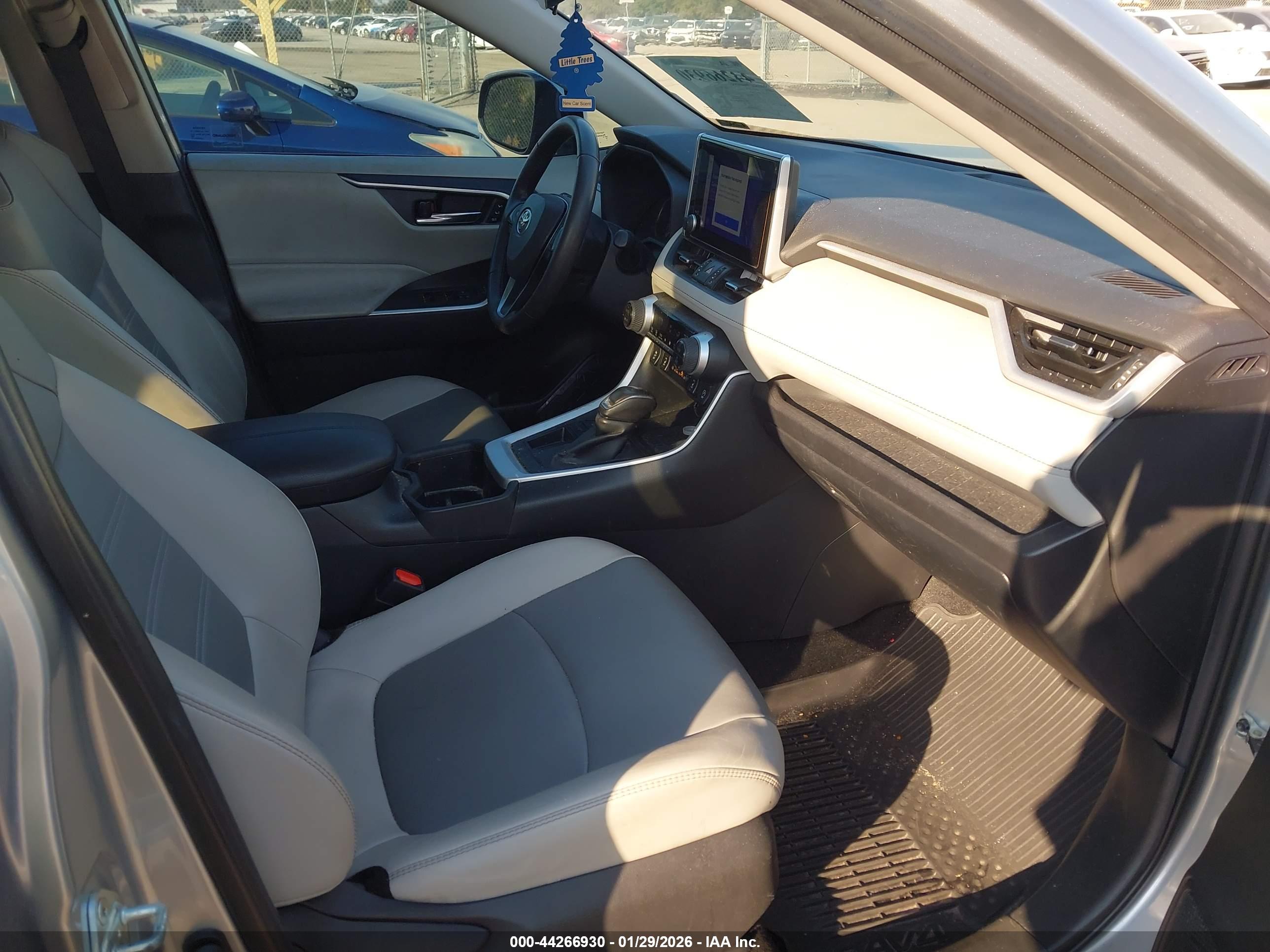 TOYOTA RAV4 image 5