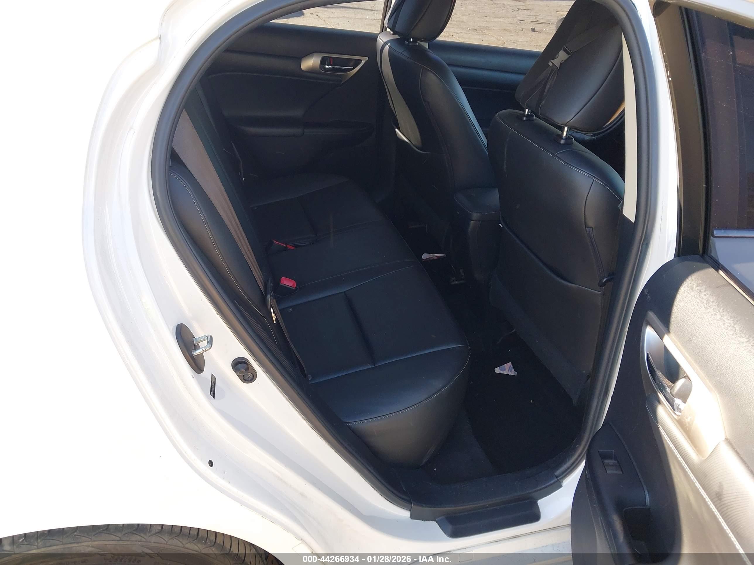 LEXUS CT image 8