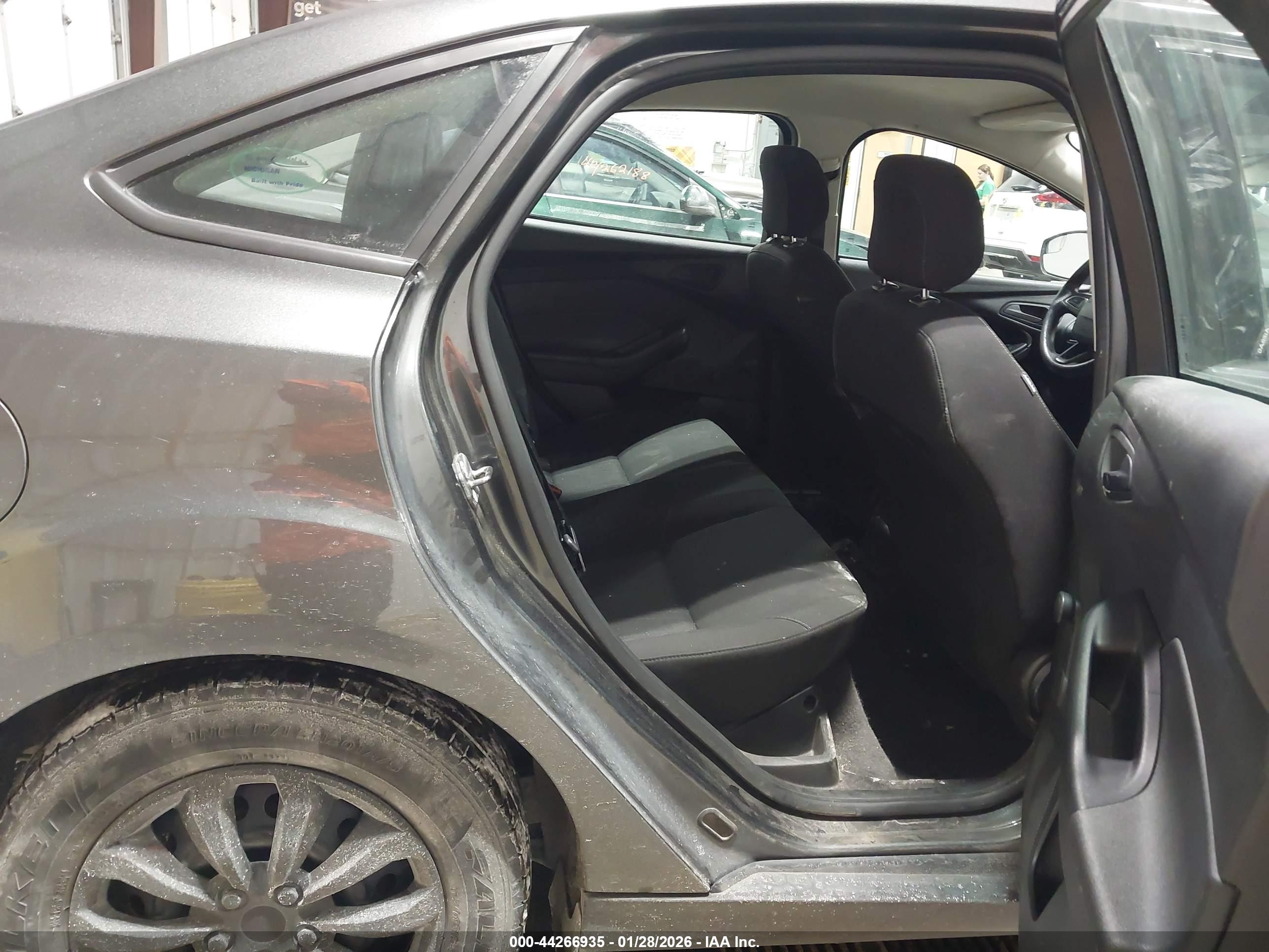 FORD FOCUS image 8