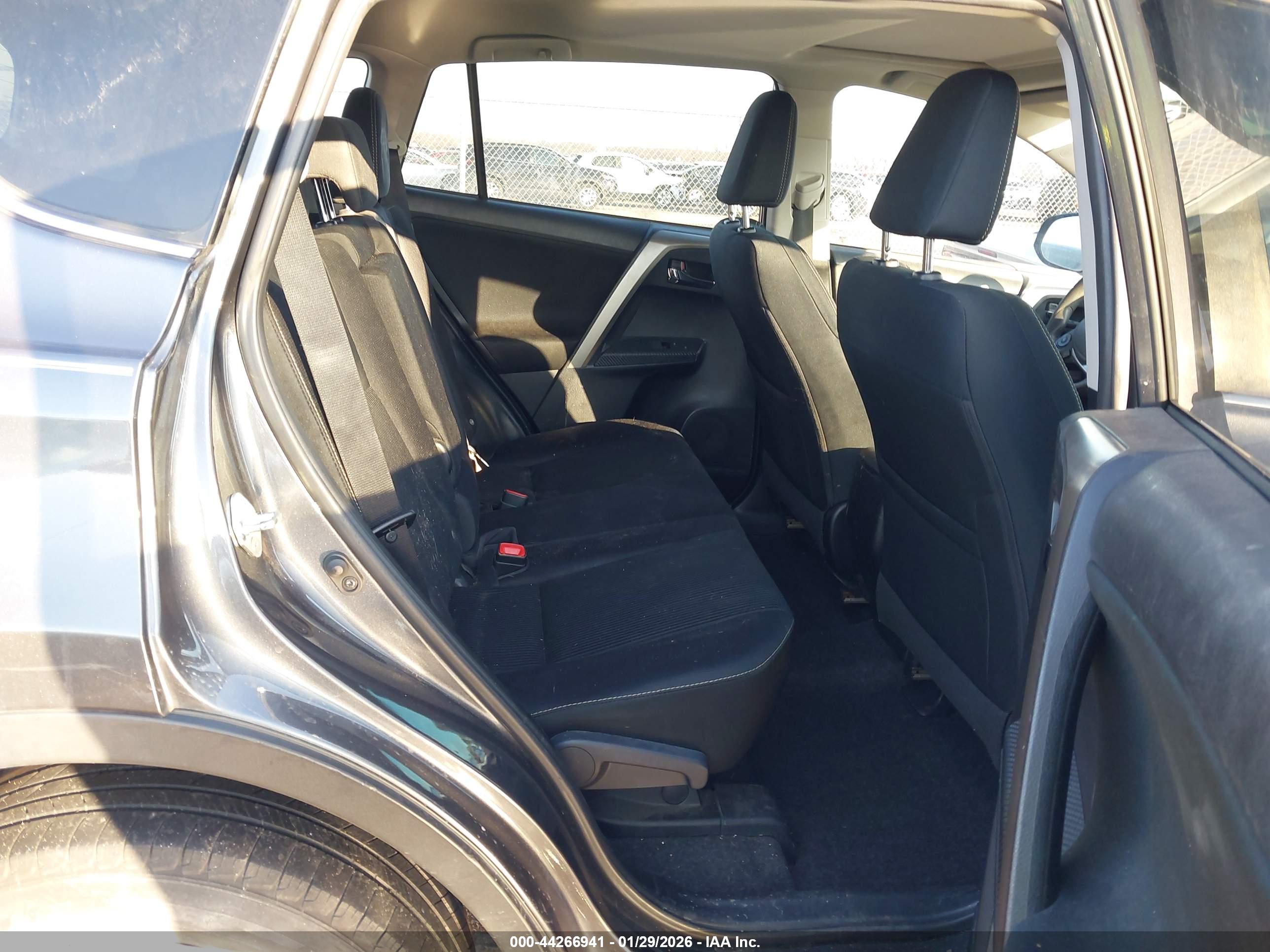 TOYOTA RAV4 image 8