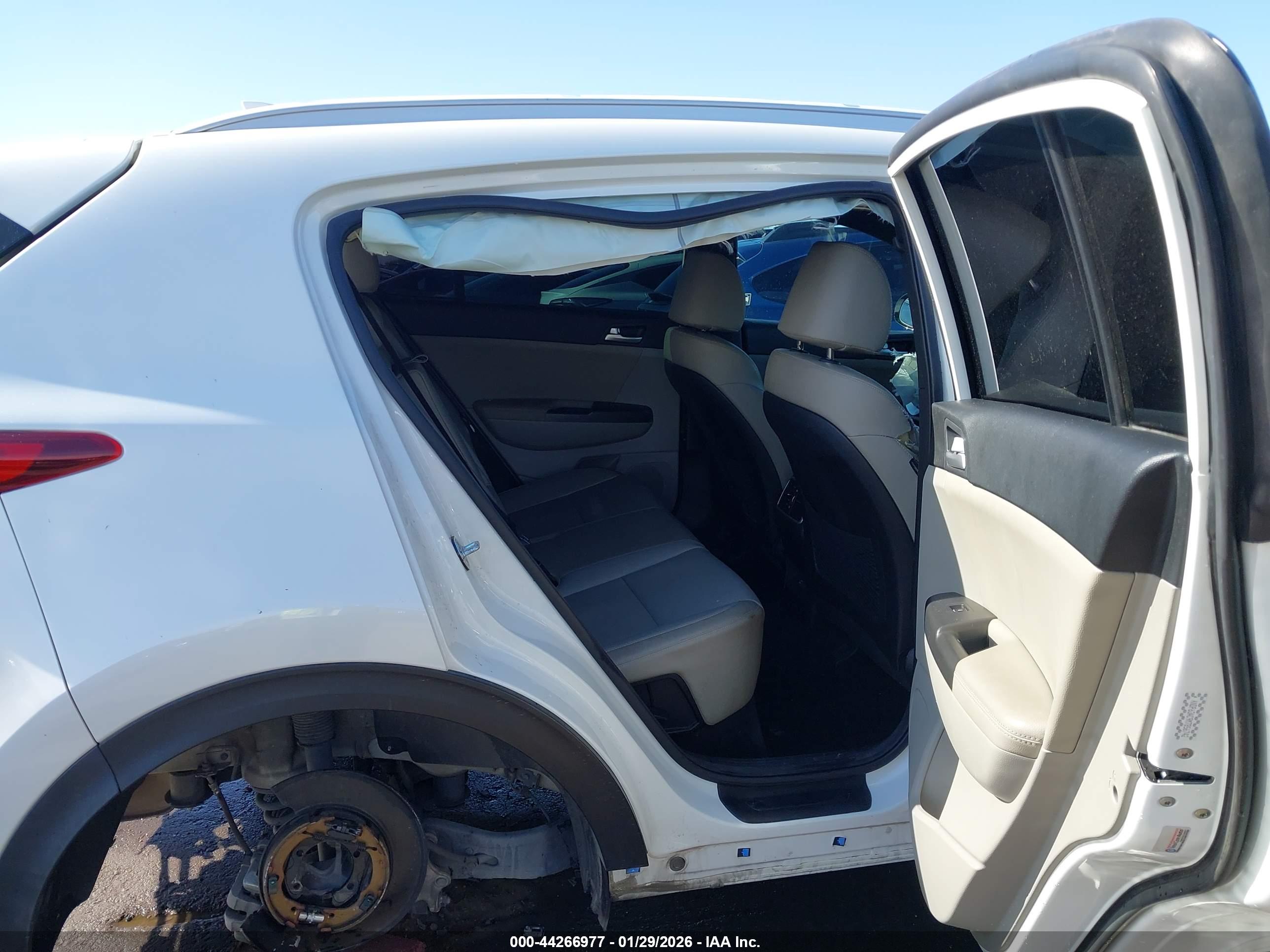 KIA SPORTAGE image 8