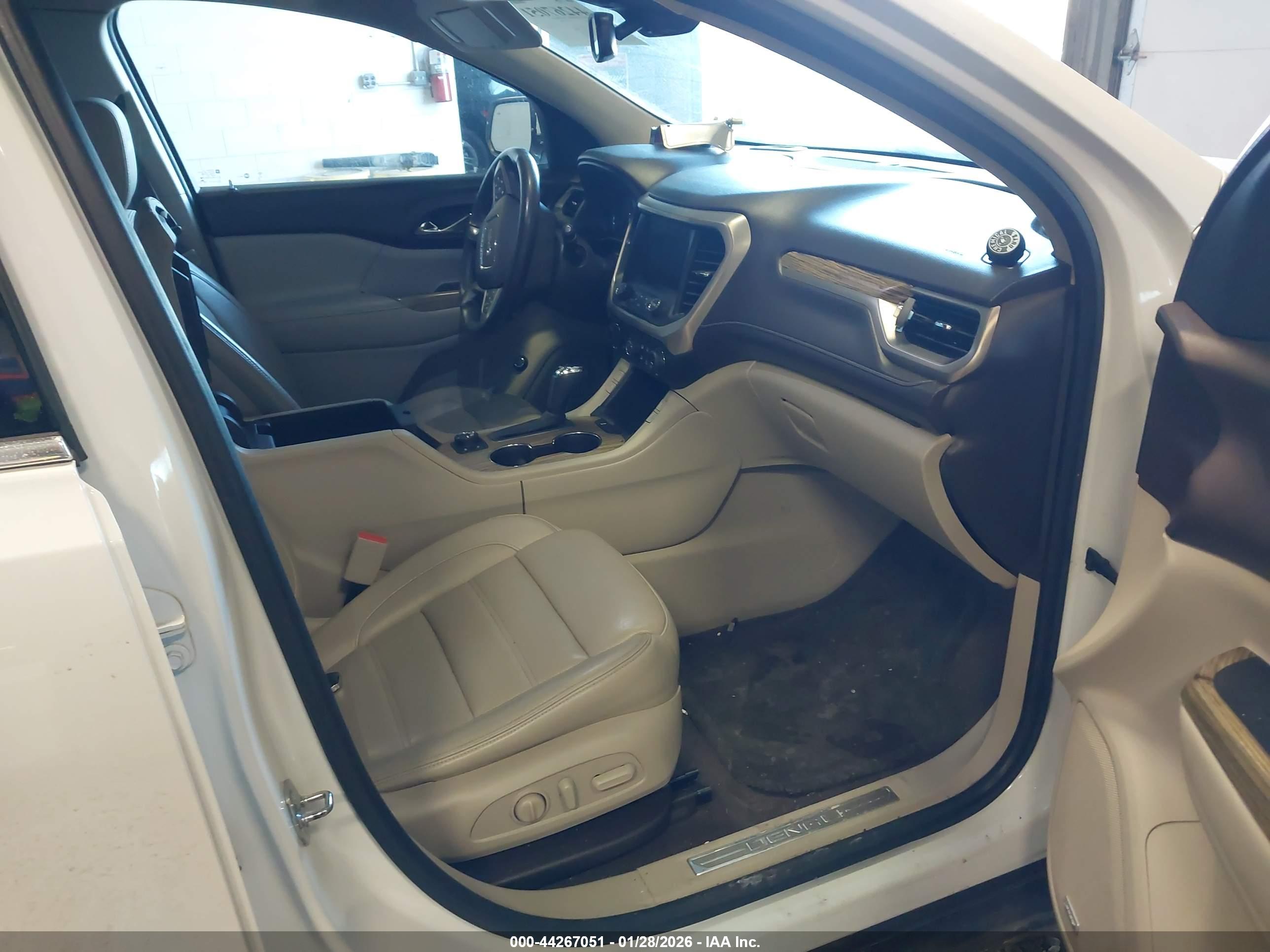 GMC ACADIA image 5