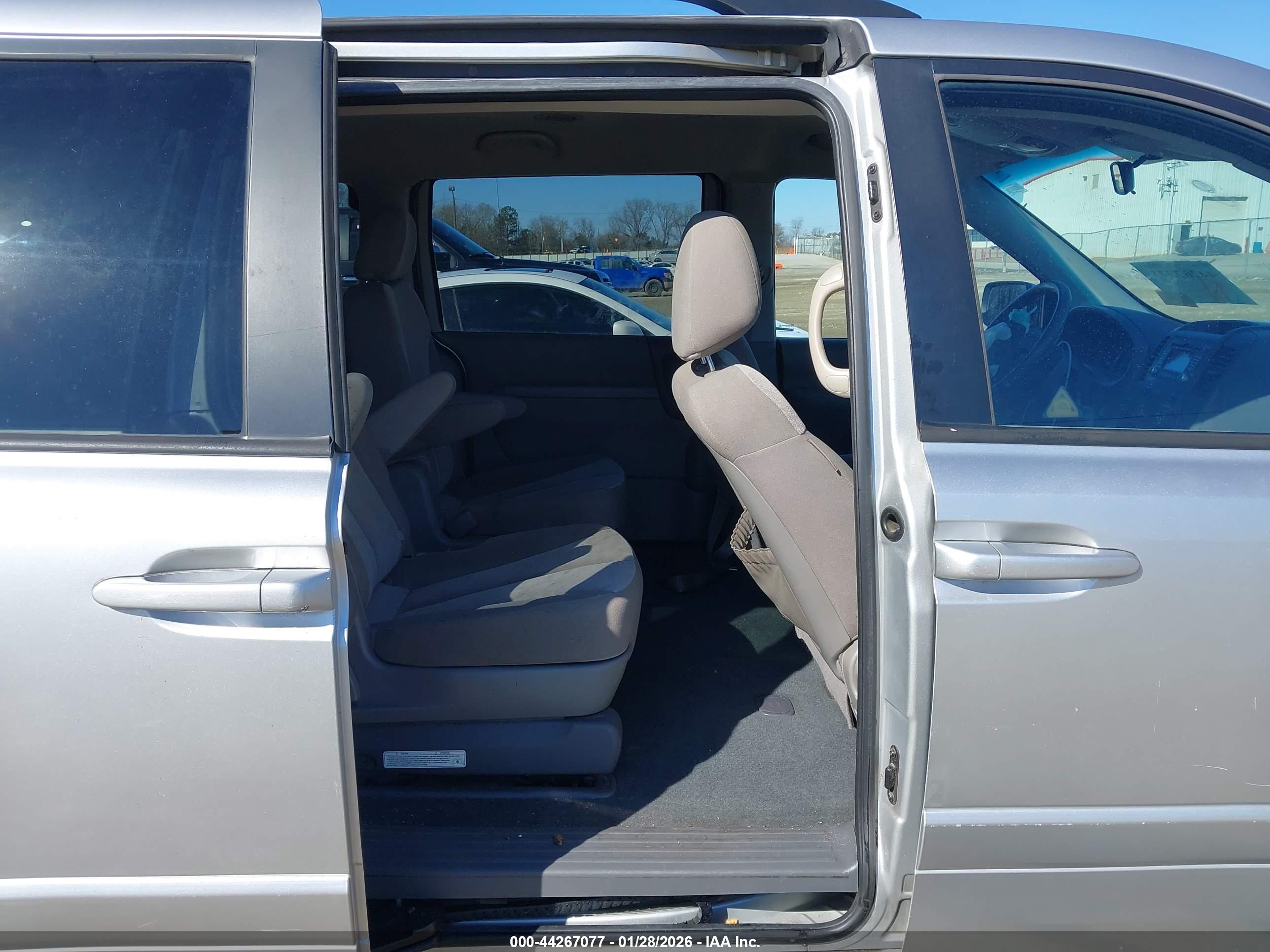 KIA SEDONA image 8