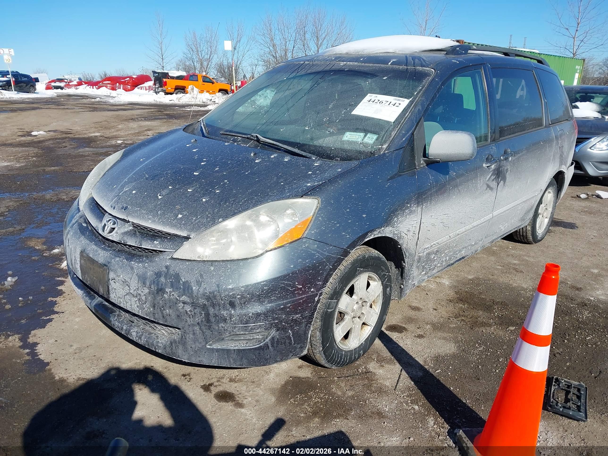 TOYOTA SIENNA image 2