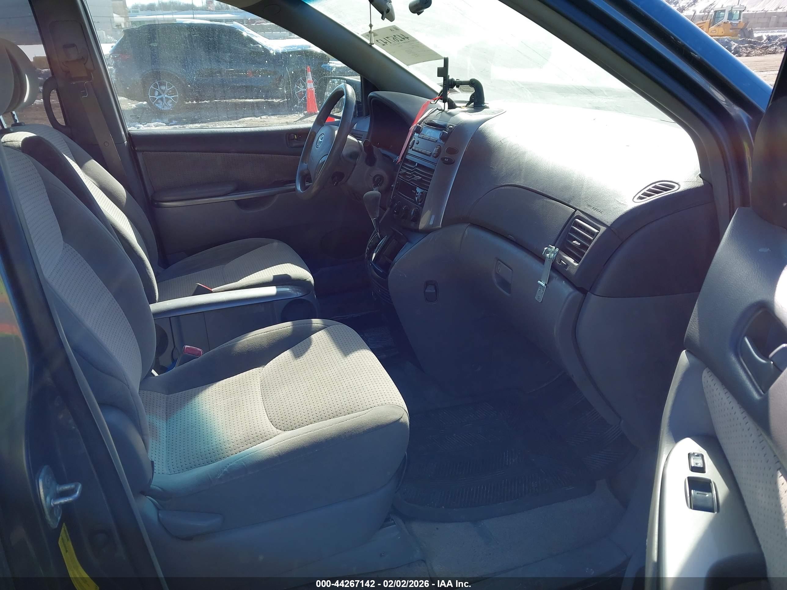 TOYOTA SIENNA image 5