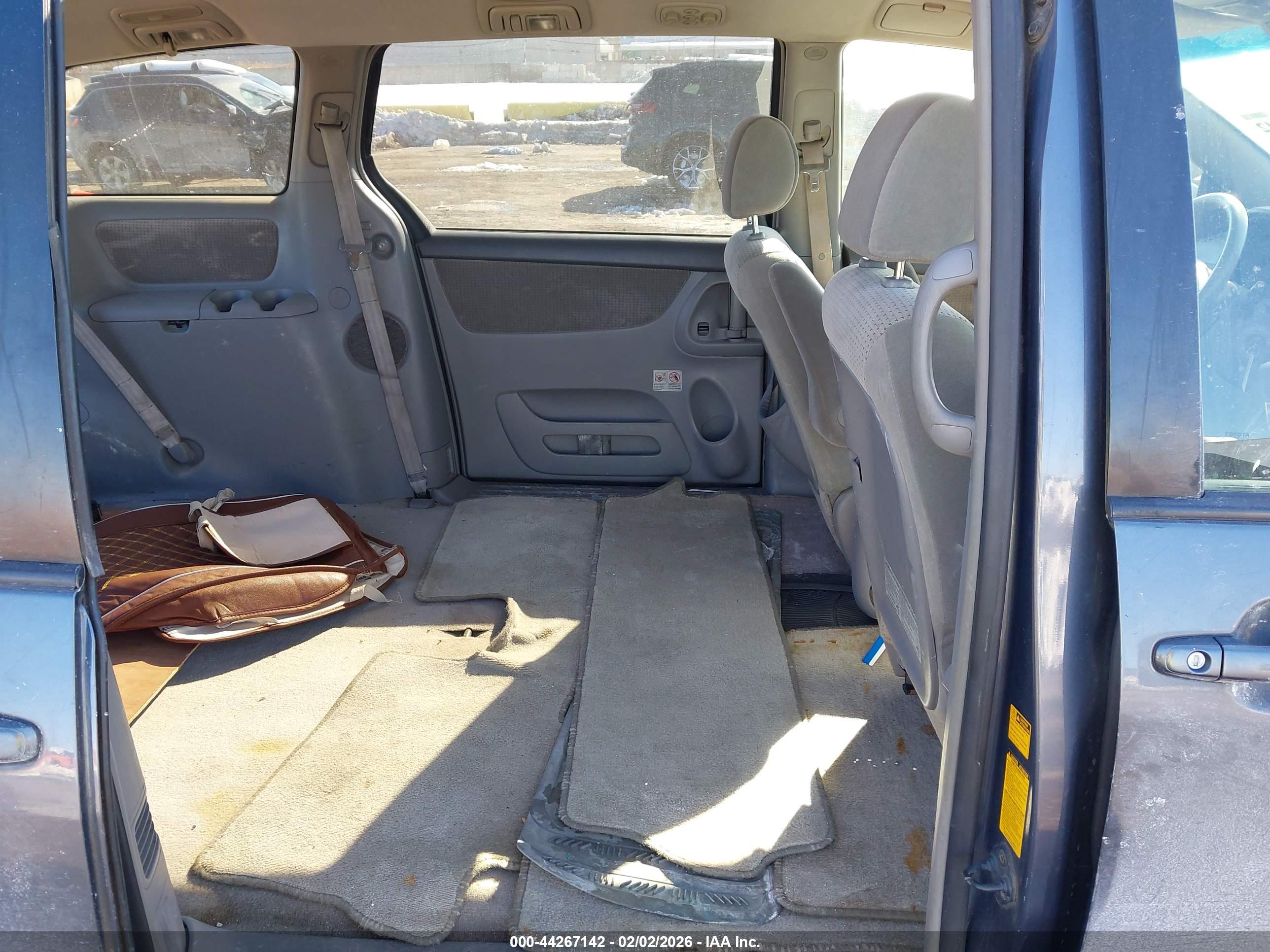 TOYOTA SIENNA image 8