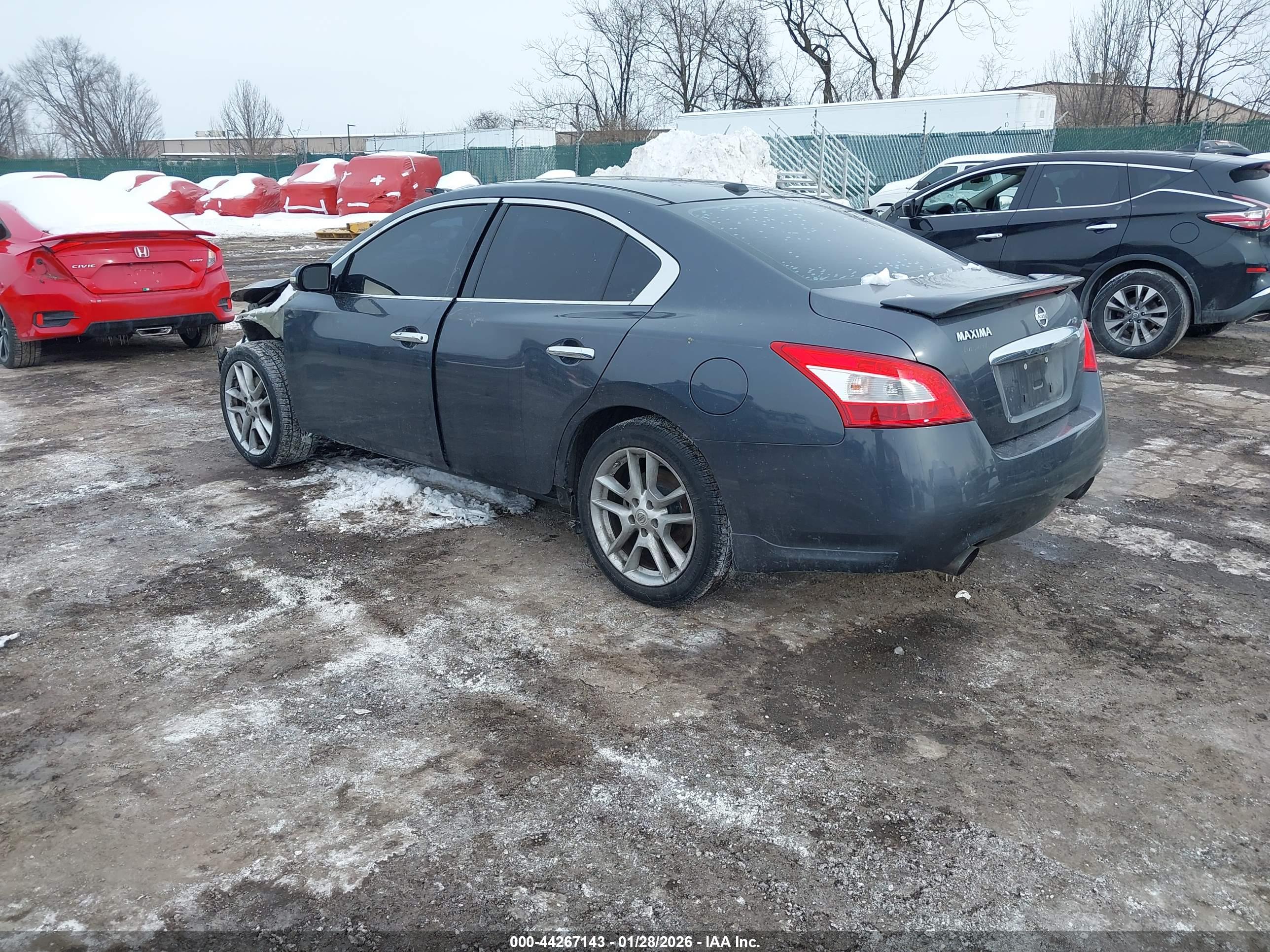 NISSAN MAXIMA image 3