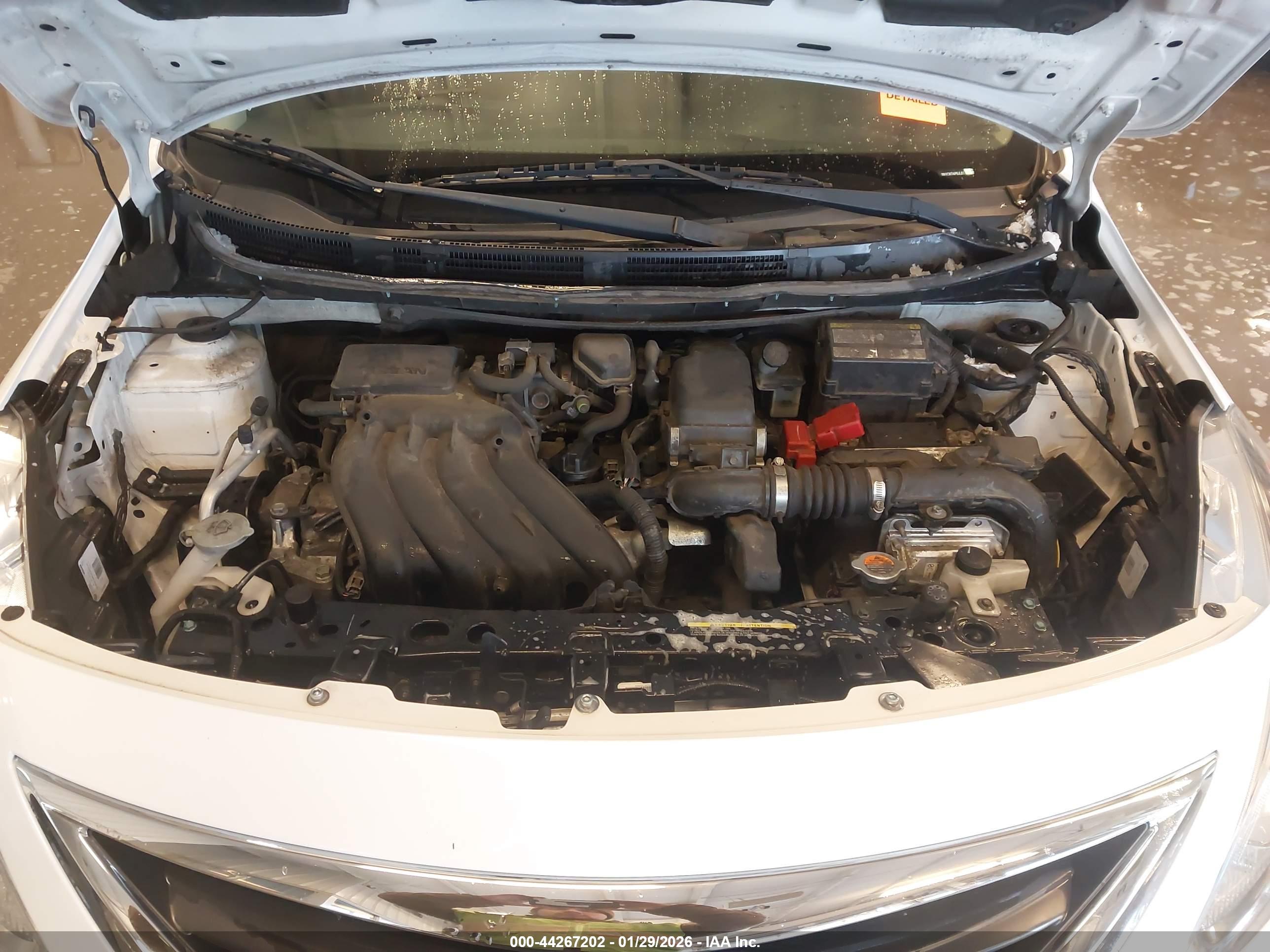 NISSAN VERSA image 10