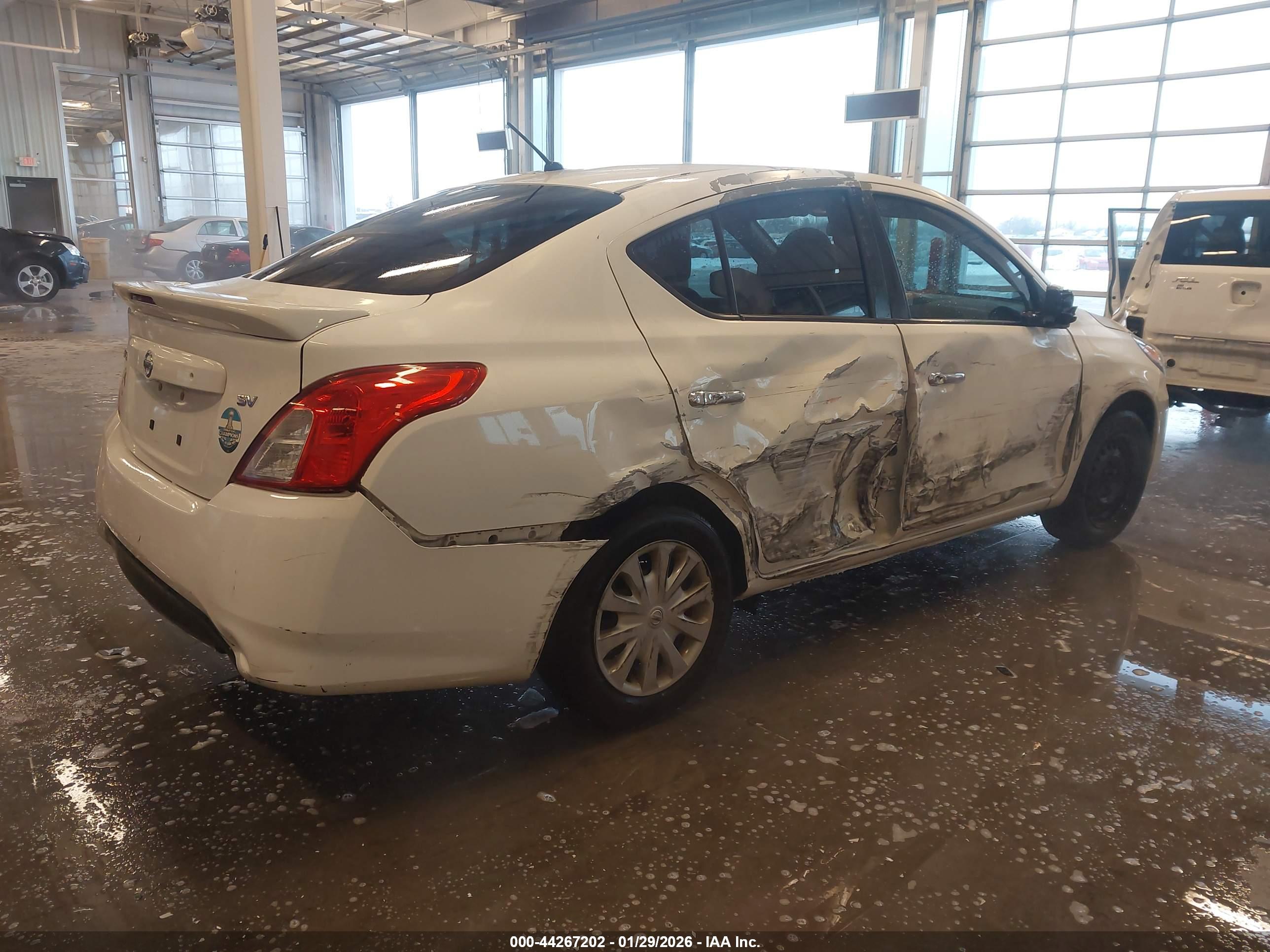NISSAN VERSA image 4