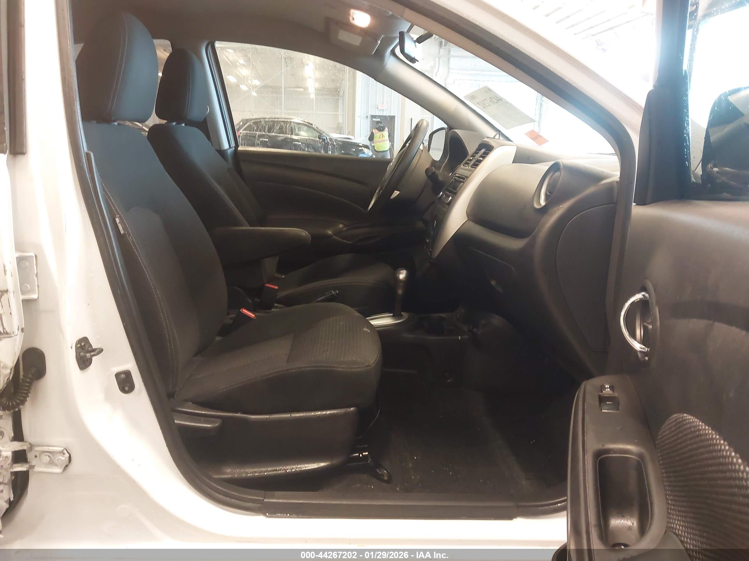 NISSAN VERSA image 5