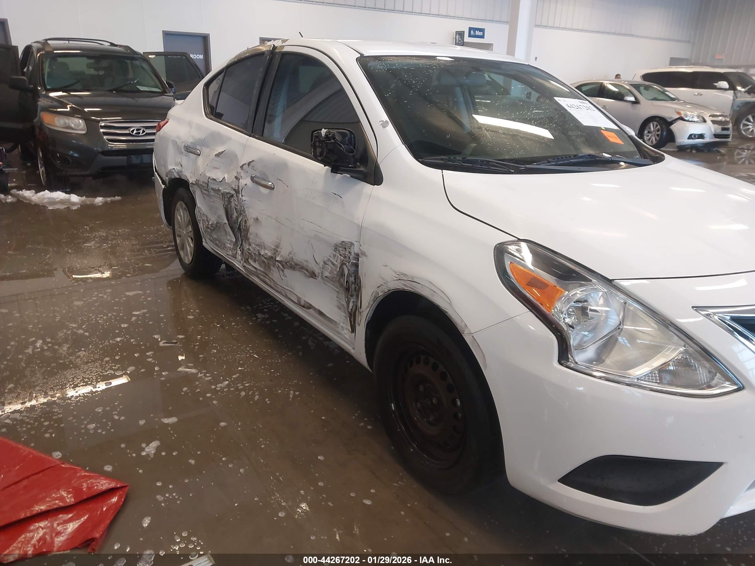 NISSAN VERSA image 6