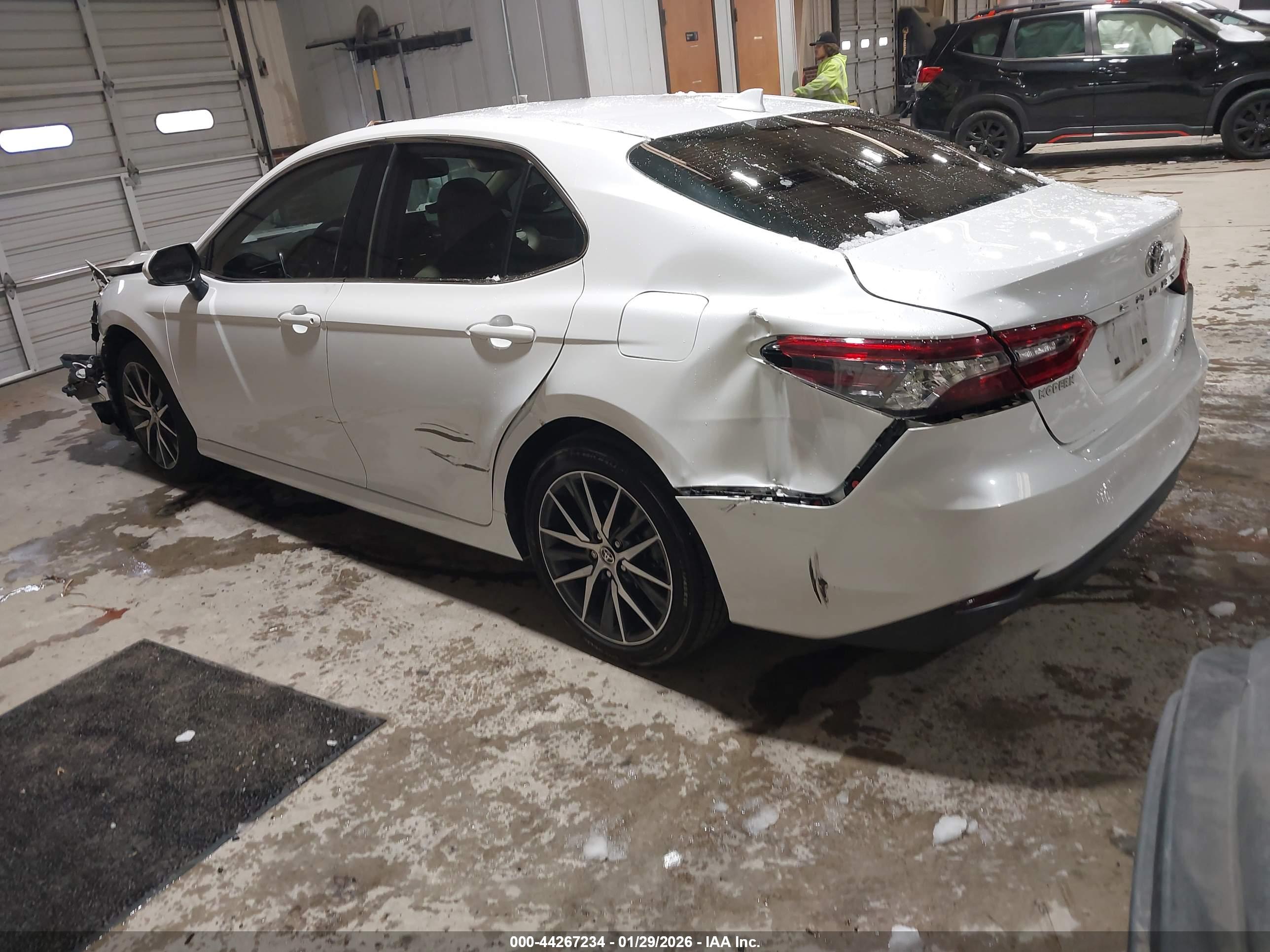TOYOTA CAMRY image 3