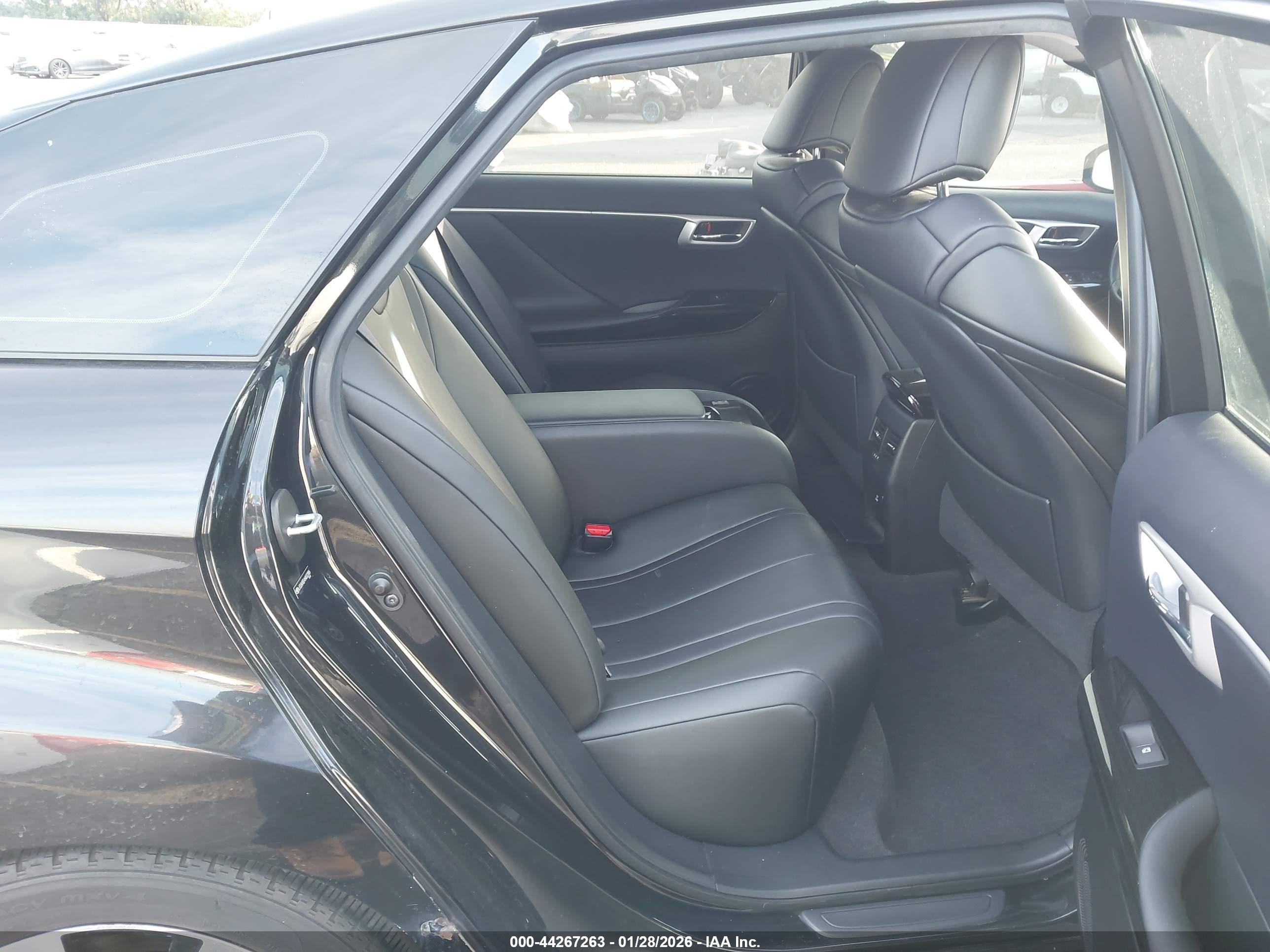 TOYOTA MIRAI image 8