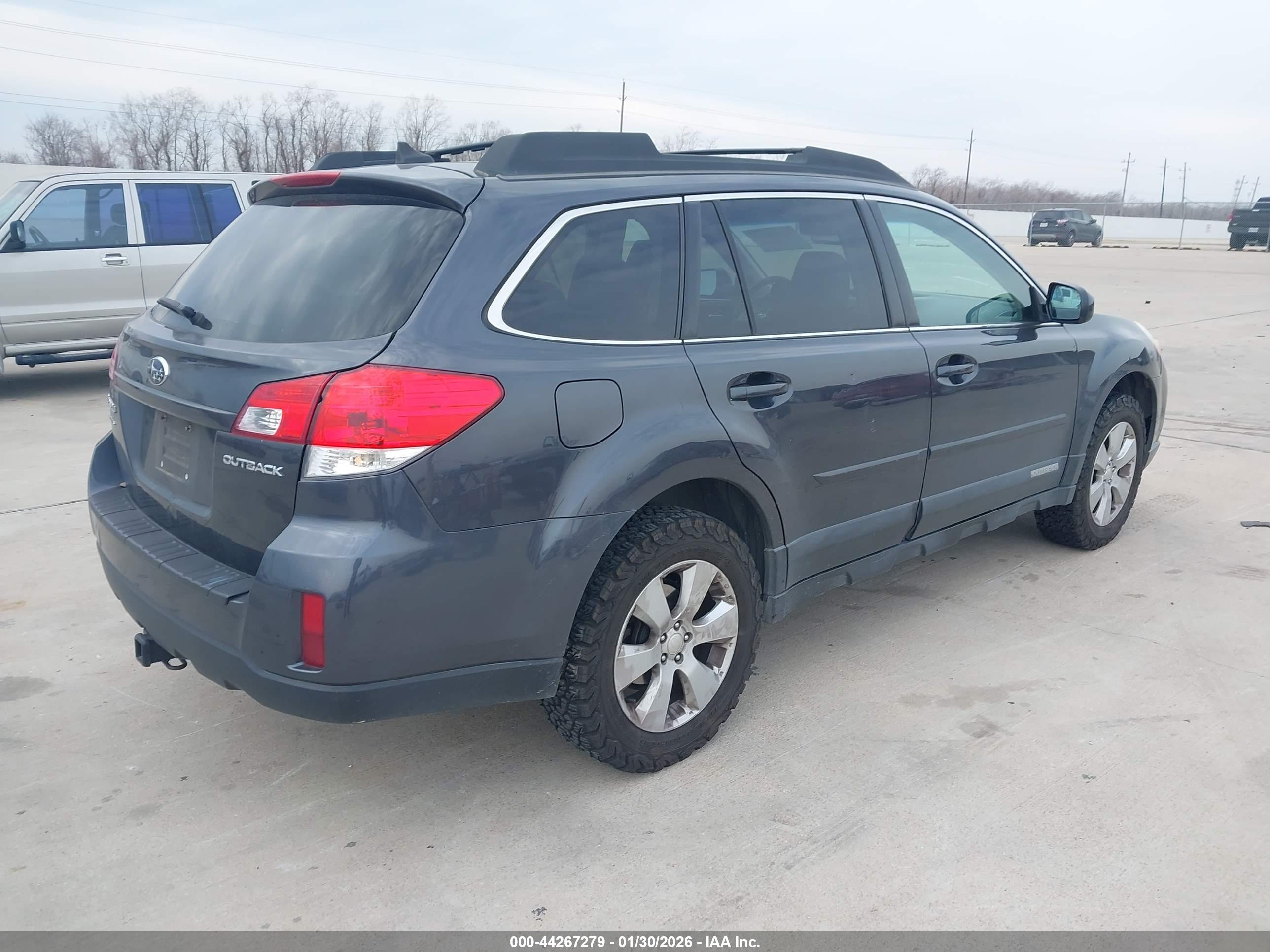 SUBARU OUTBACK image 4