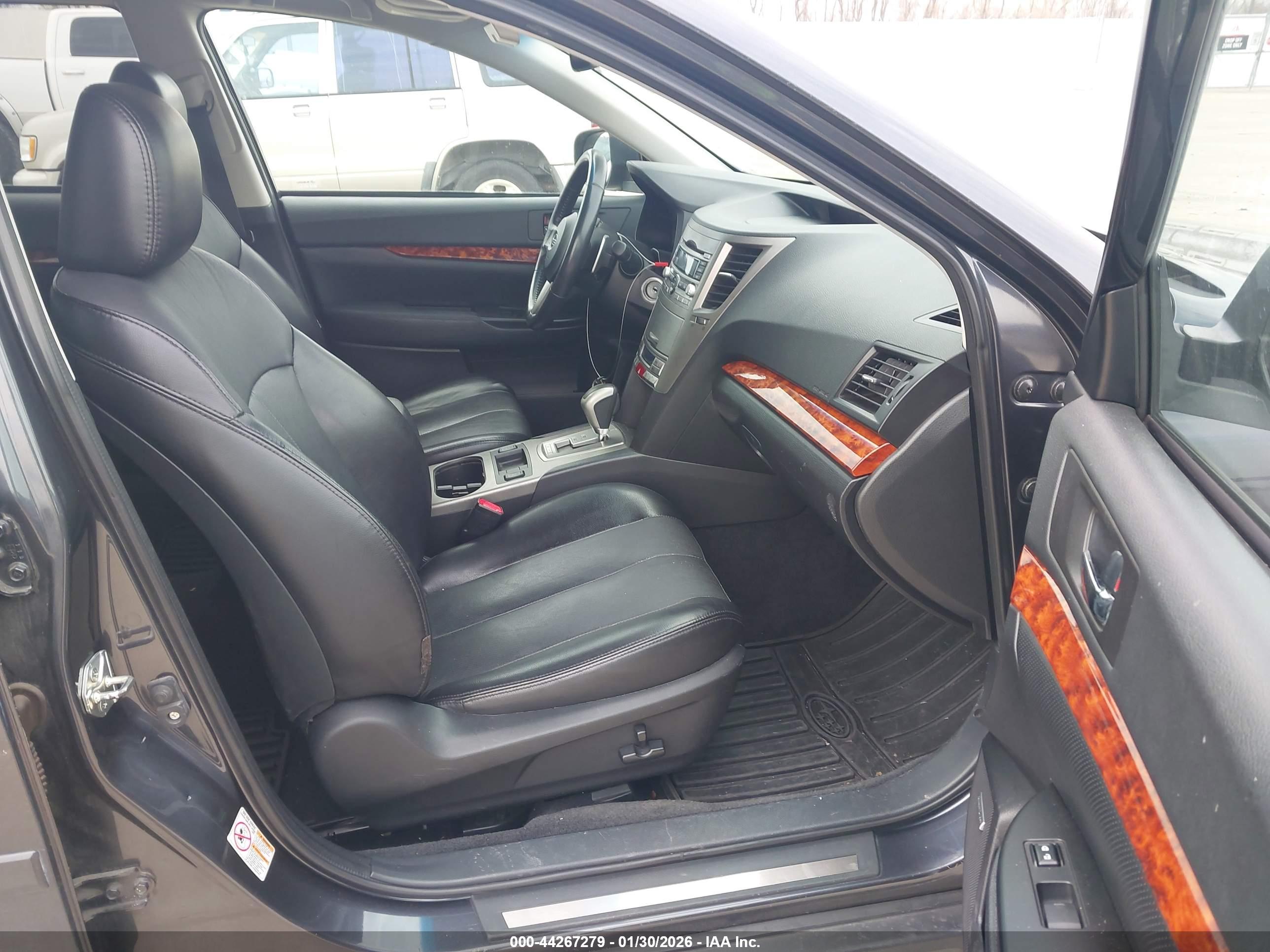 SUBARU OUTBACK image 5