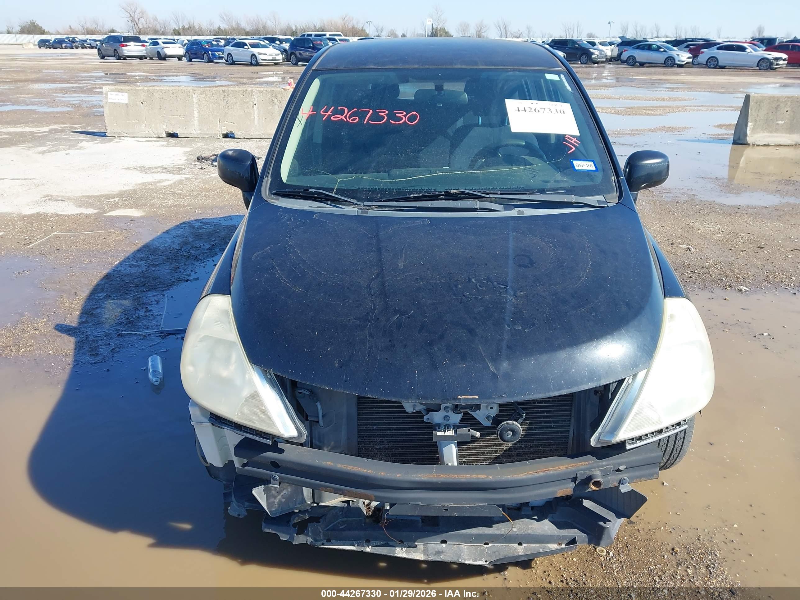 NISSAN VERSA image 10