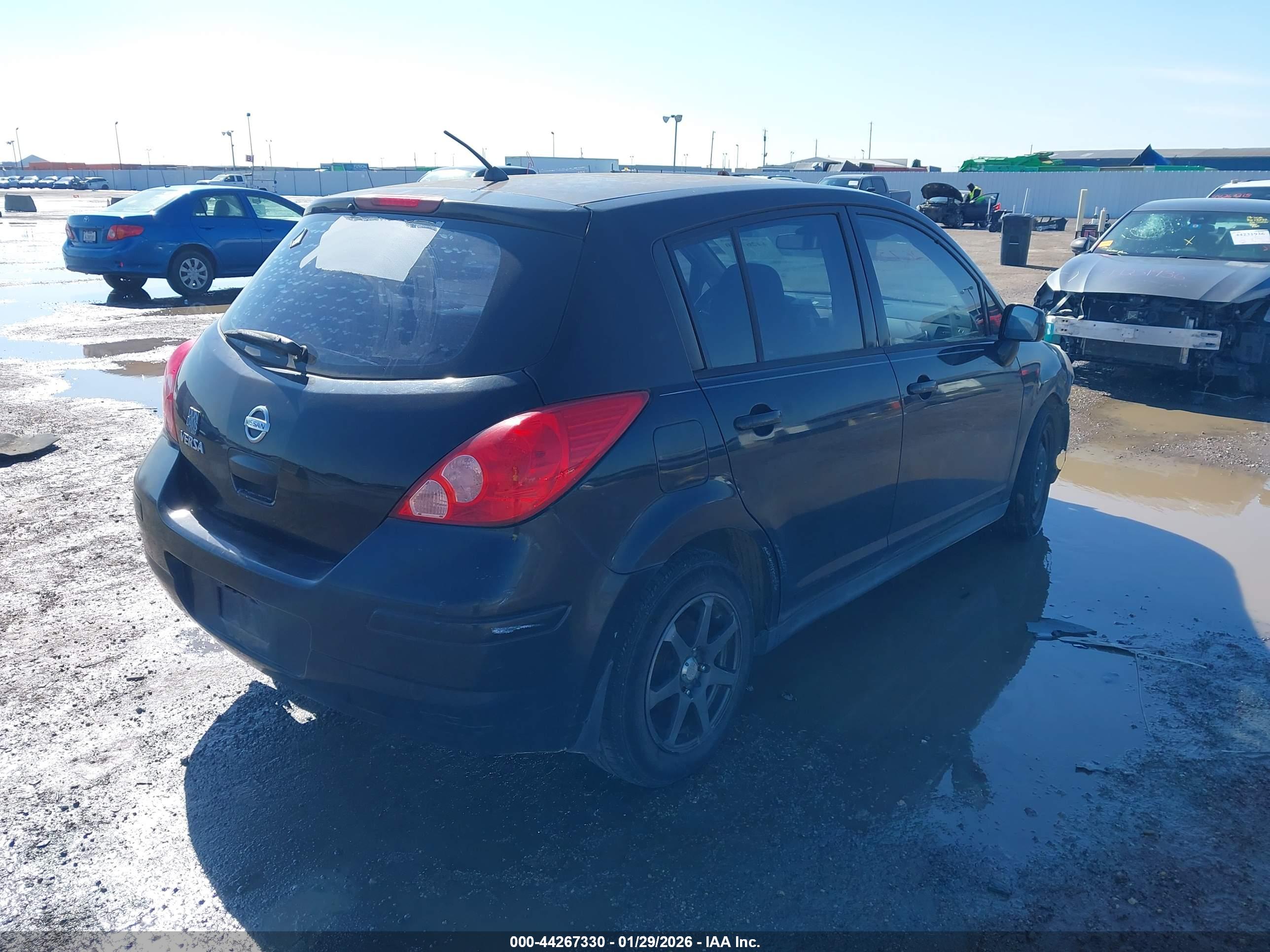 NISSAN VERSA image 4