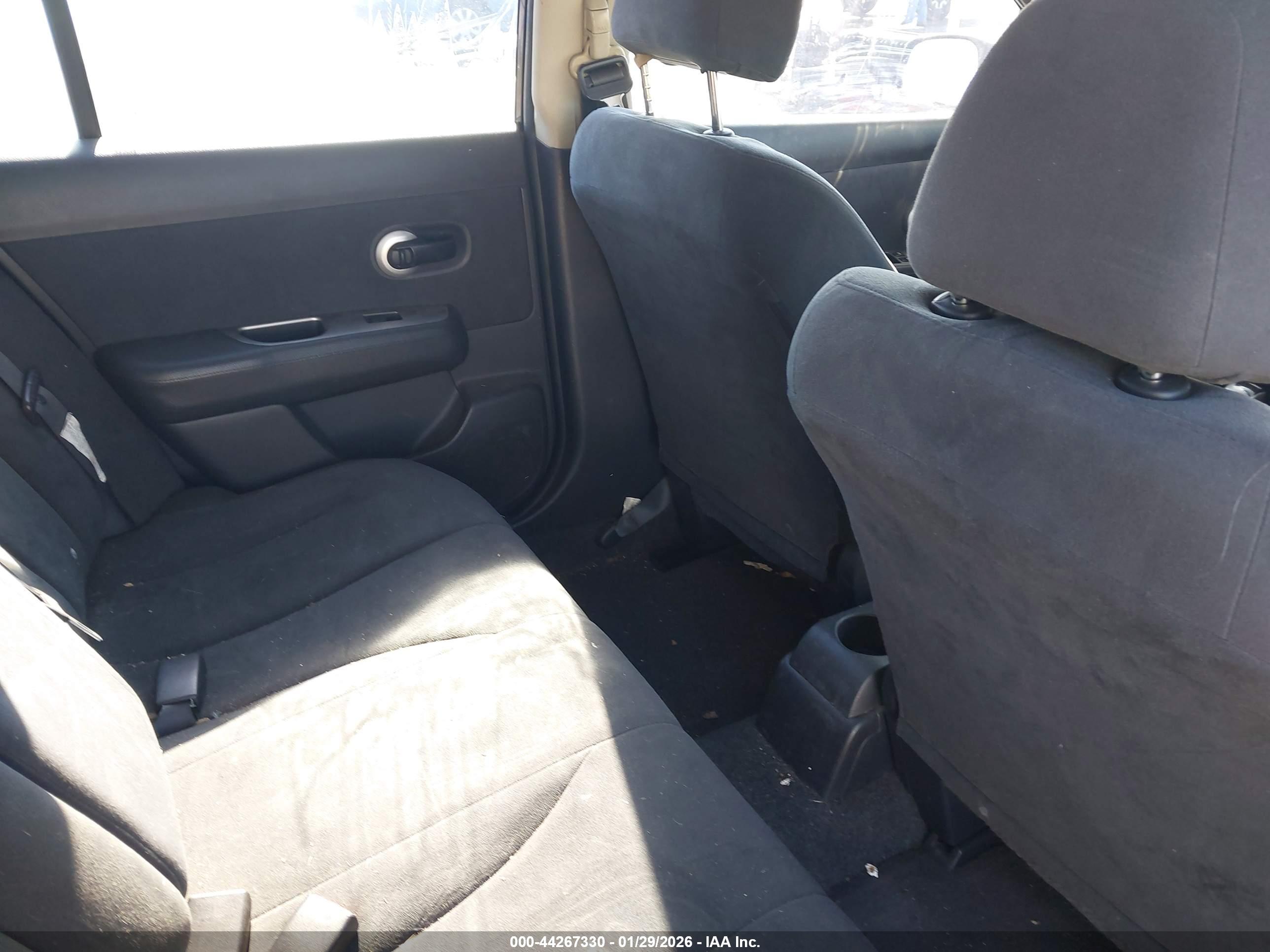 NISSAN VERSA image 8