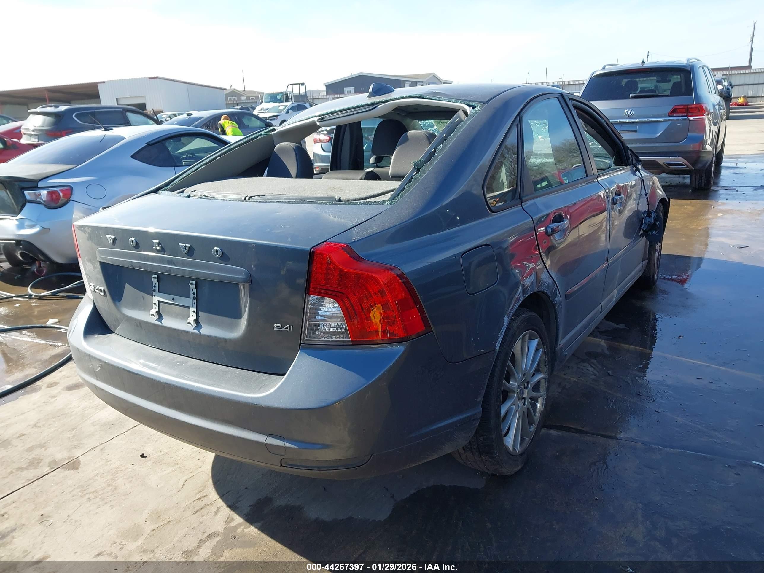 VOLVO S40 image 4