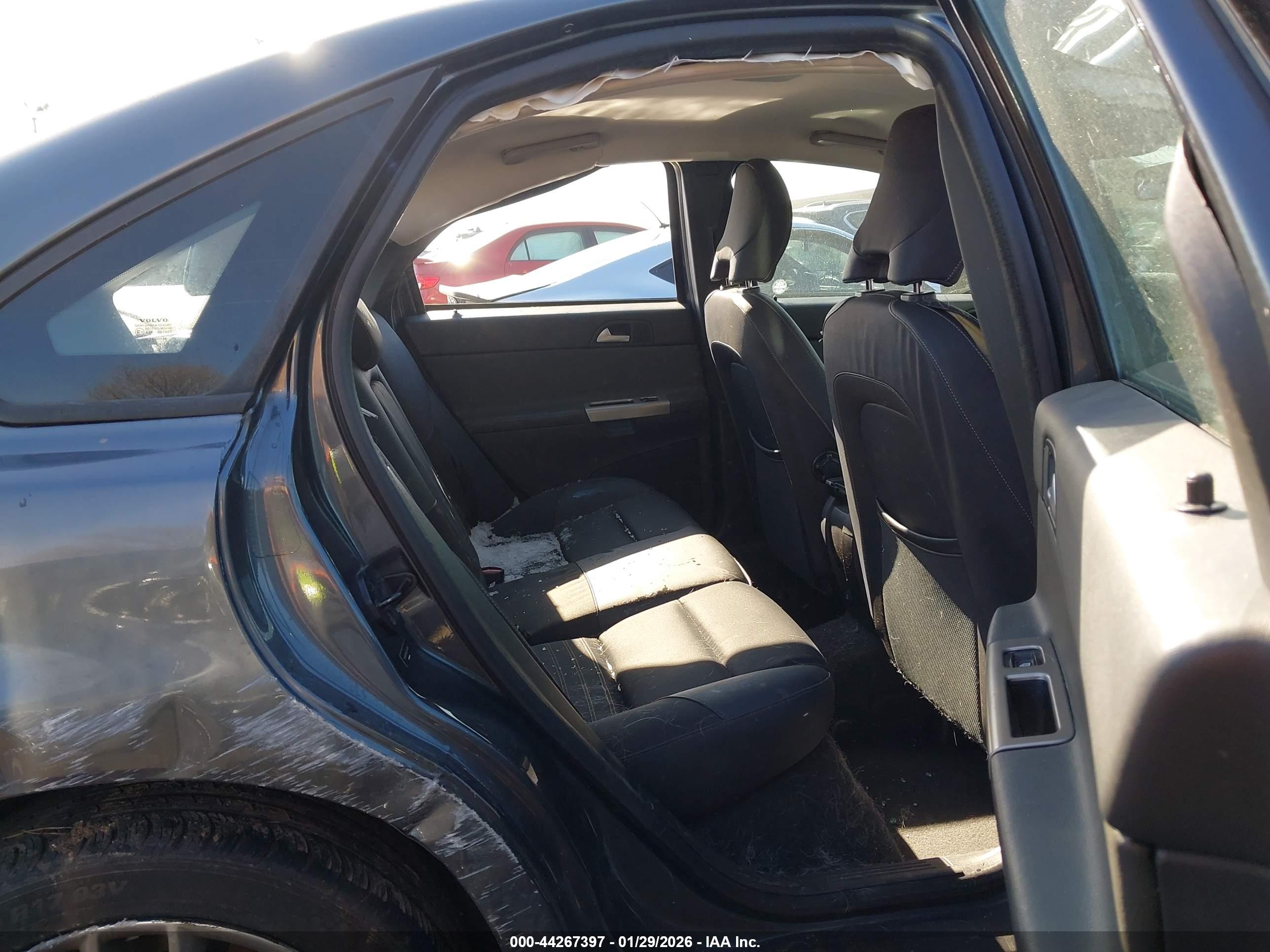 VOLVO S40 image 8