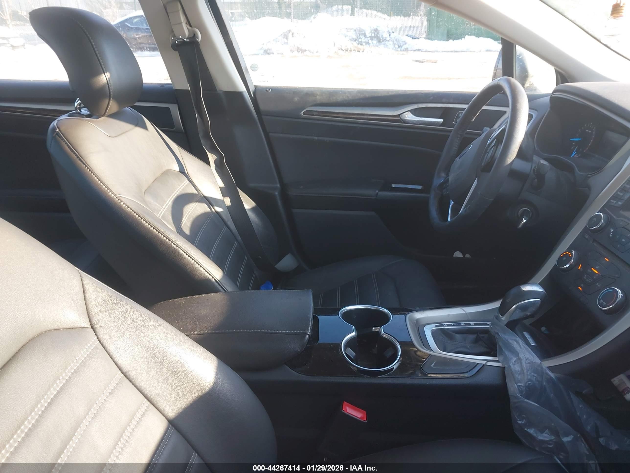 FORD FUSION image 5