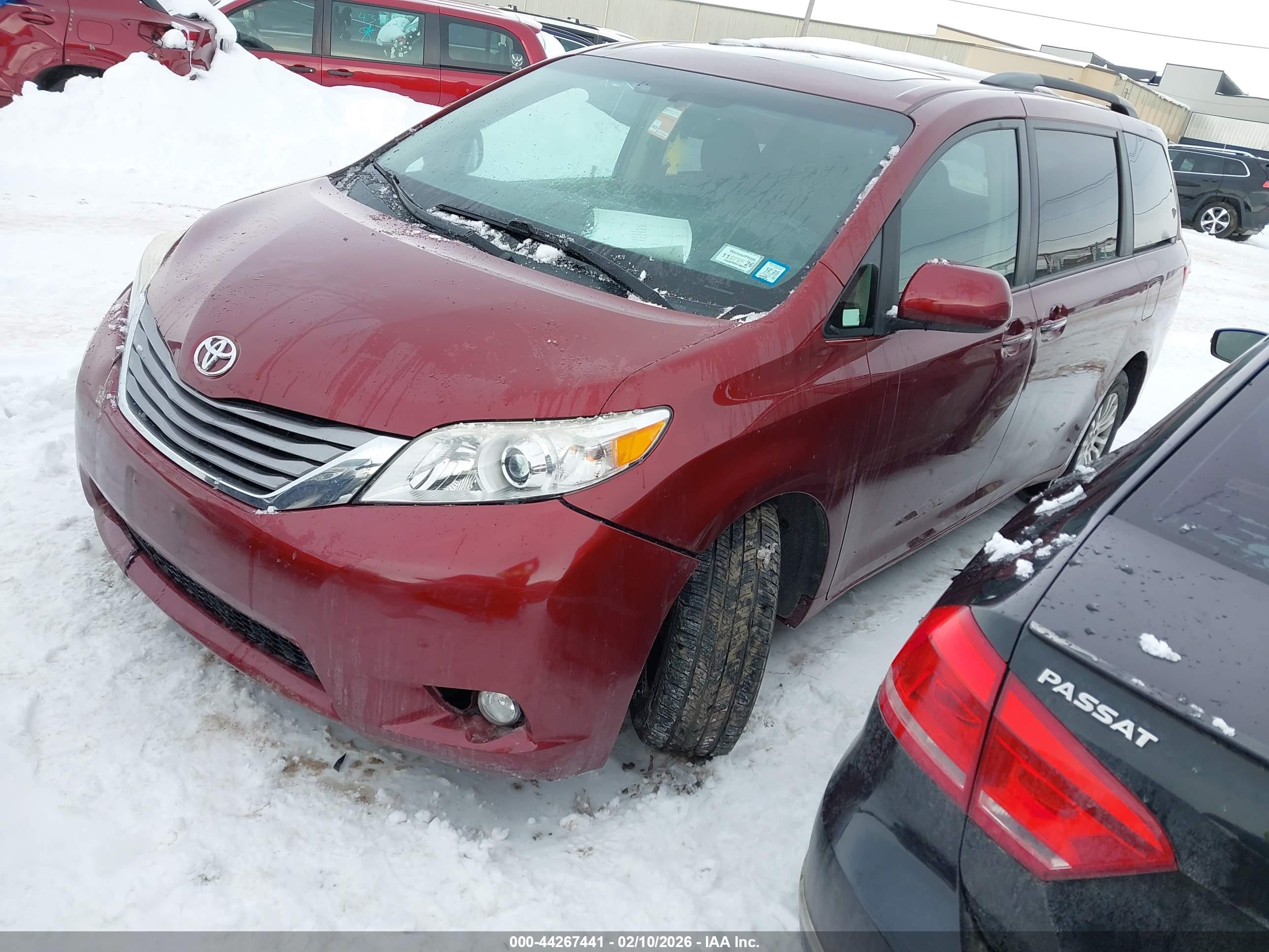 TOYOTA SIENNA image 2
