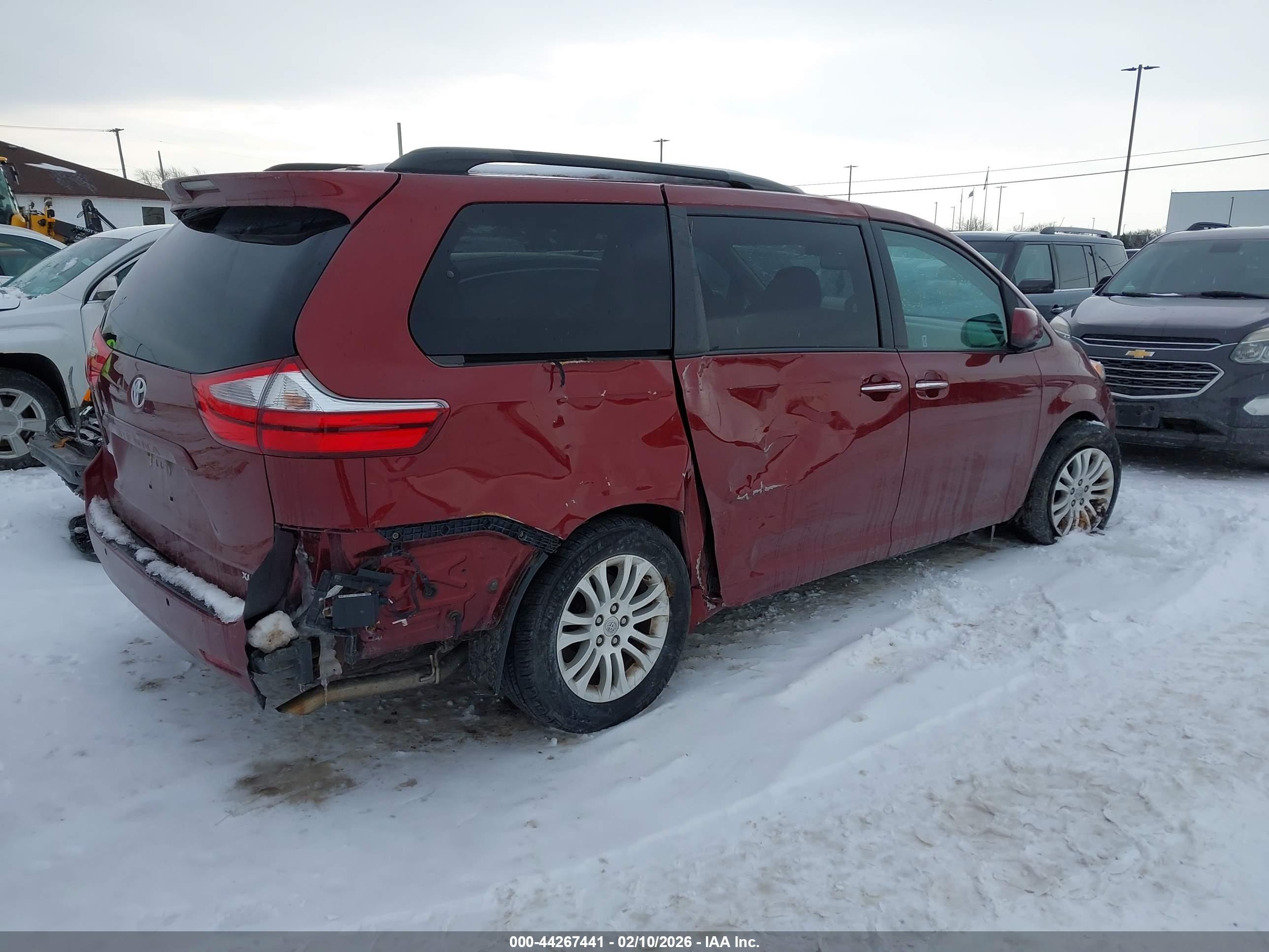 TOYOTA SIENNA image 4