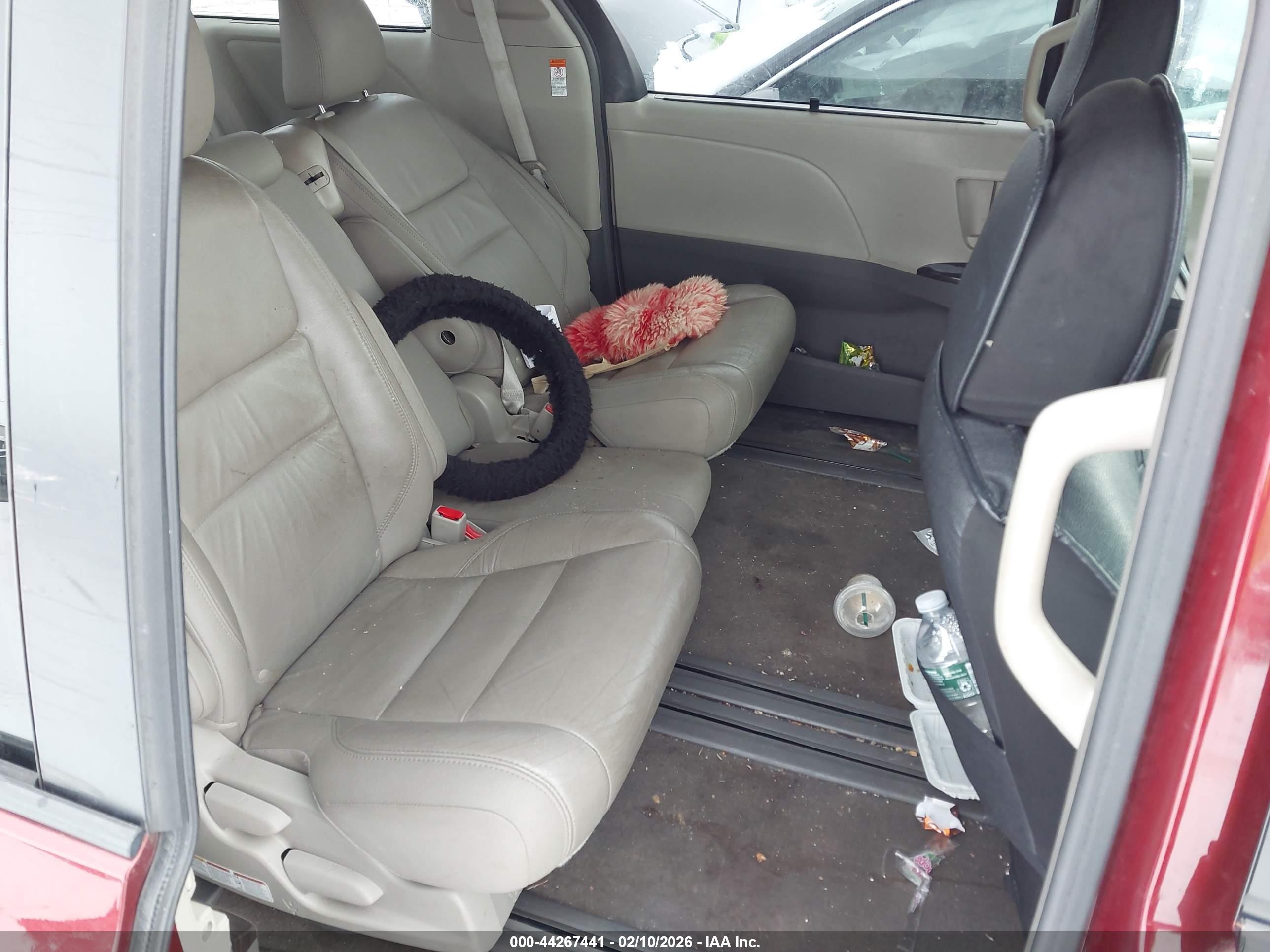 TOYOTA SIENNA image 8