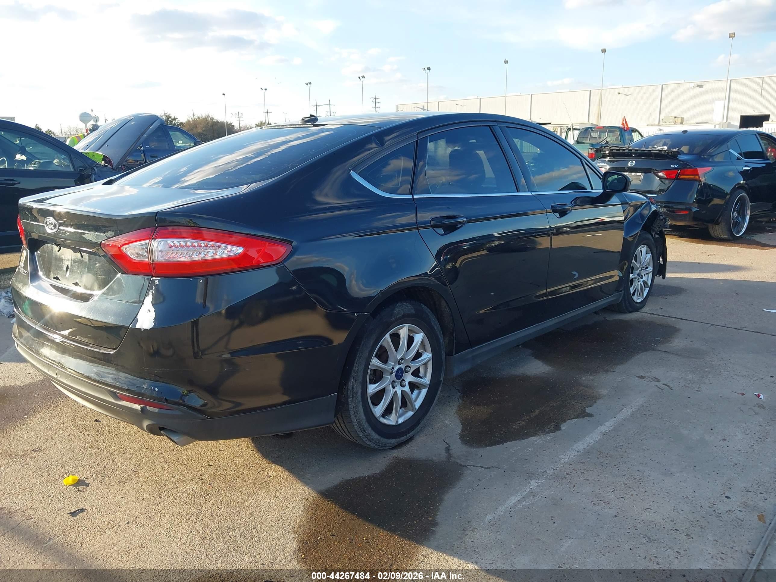 FORD FUSION image 4