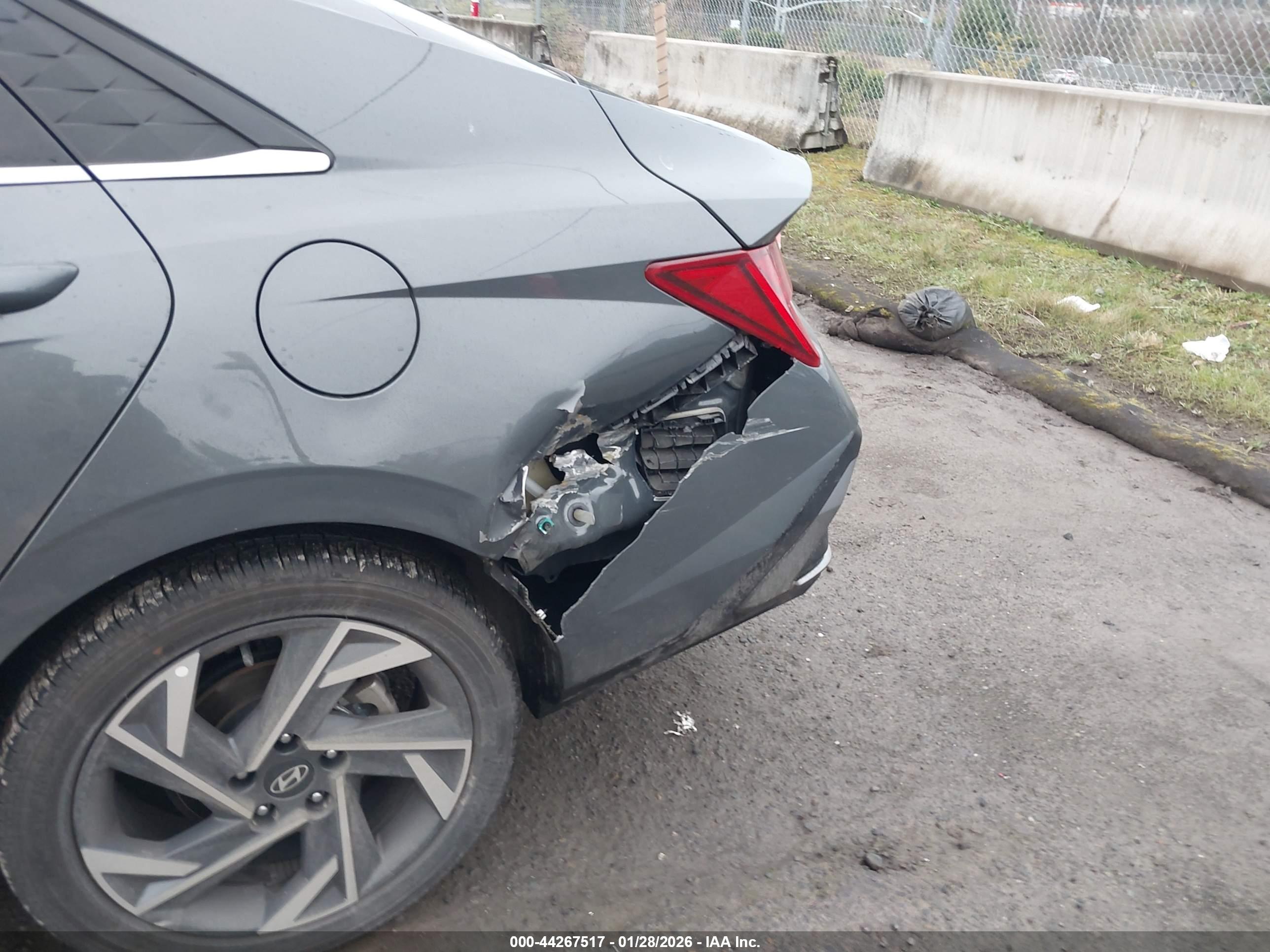 HYUNDAI ELANTRA image 6