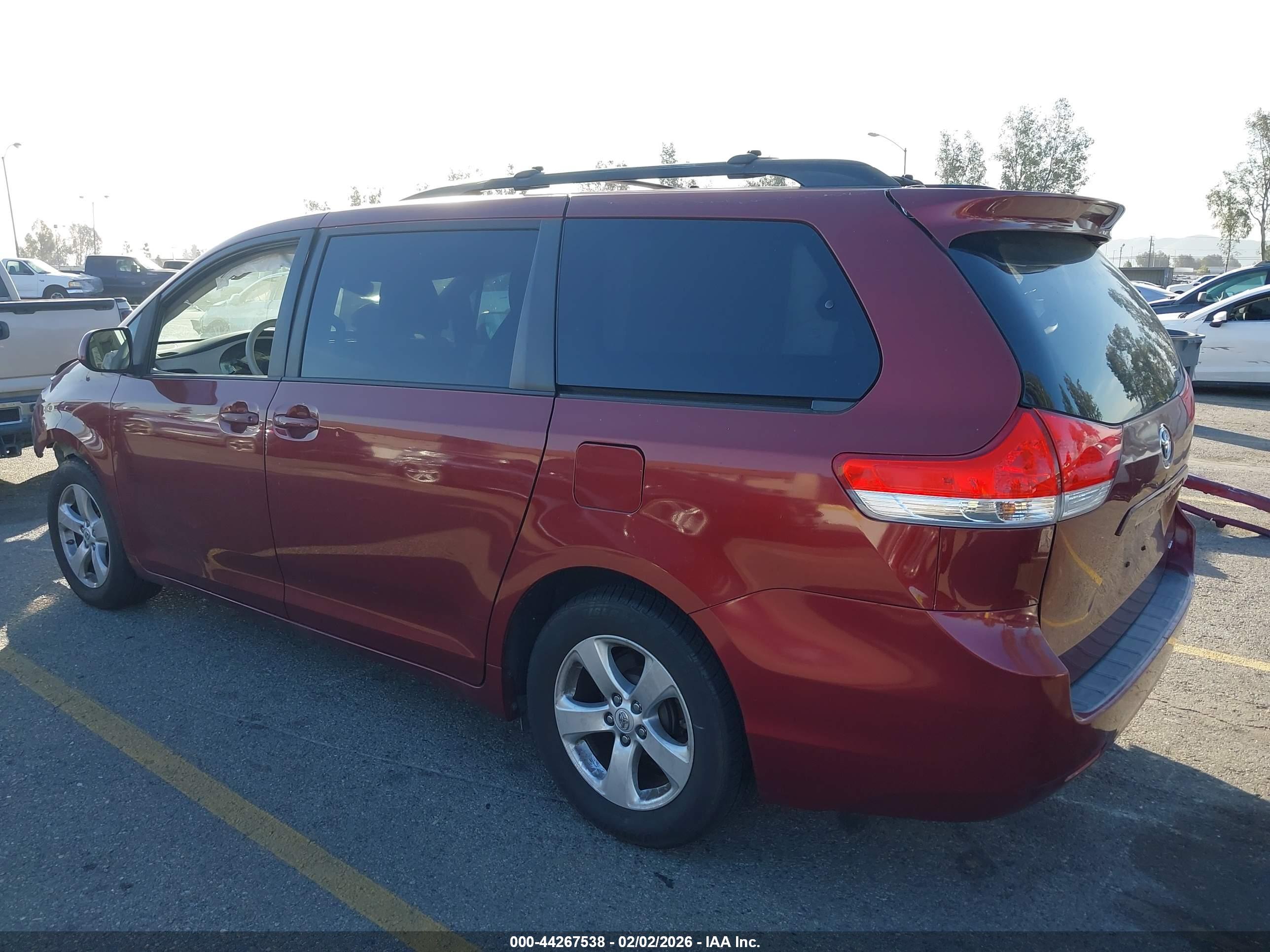 TOYOTA SIENNA image 3