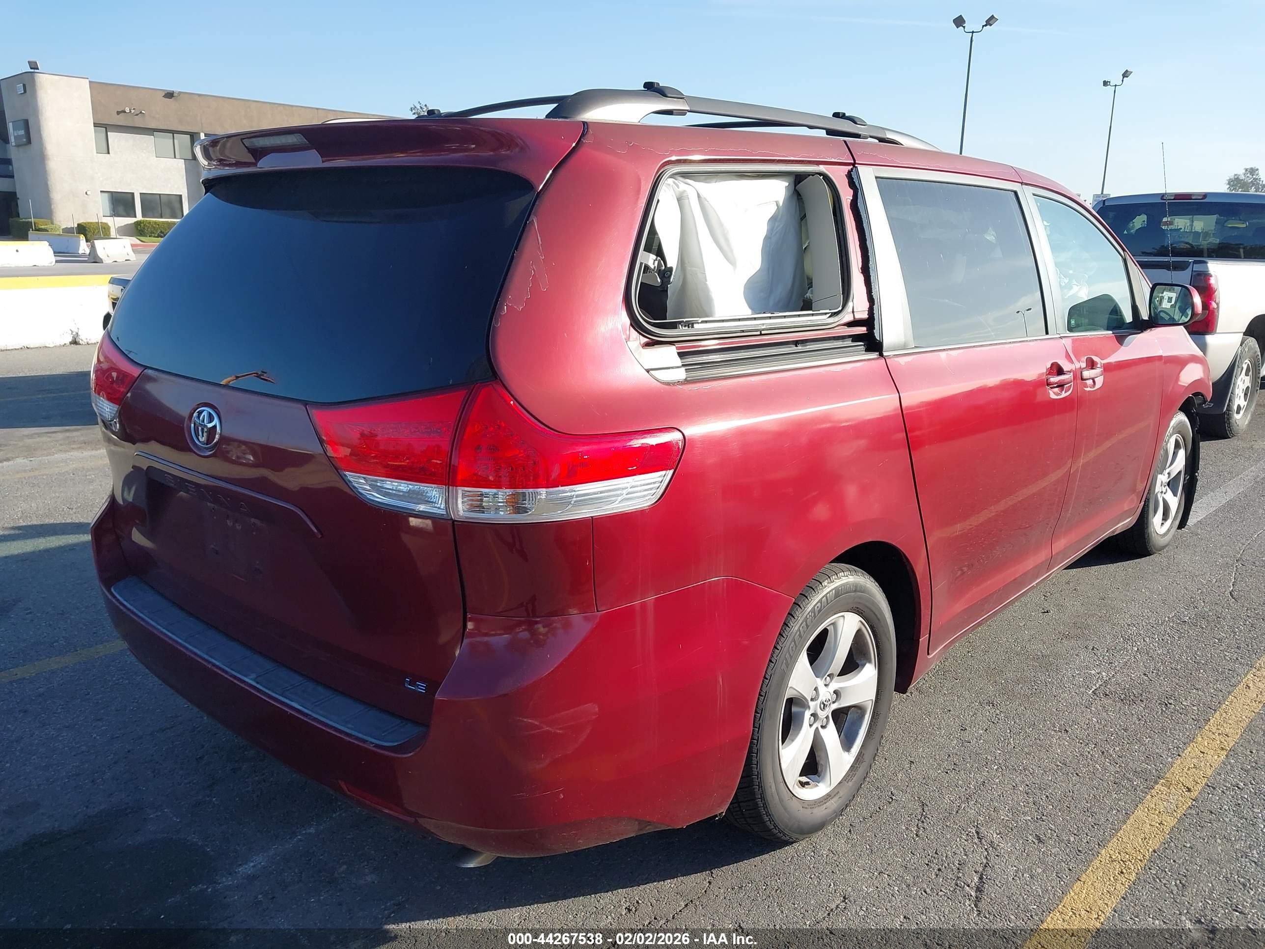 TOYOTA SIENNA image 4