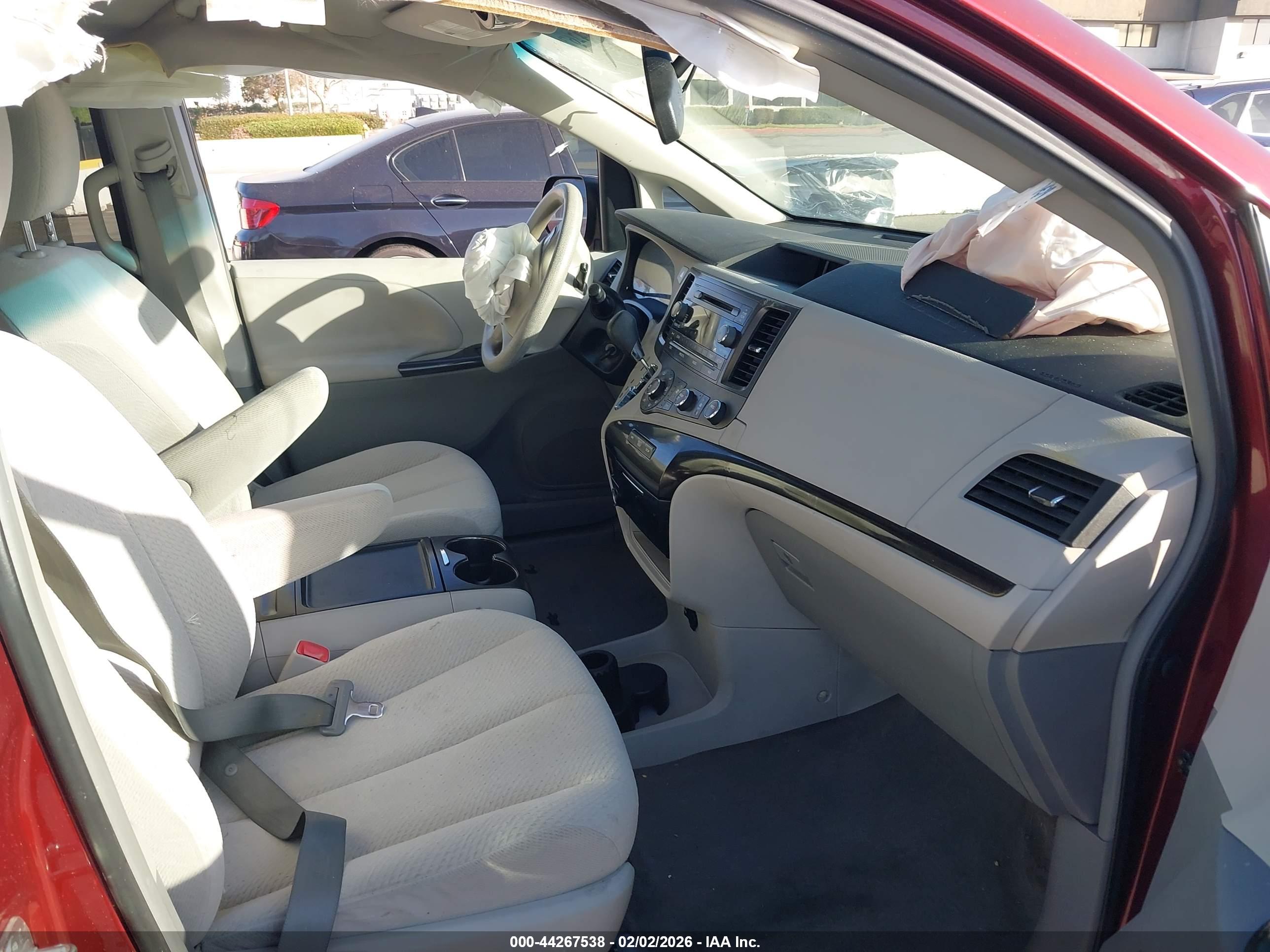 TOYOTA SIENNA image 5