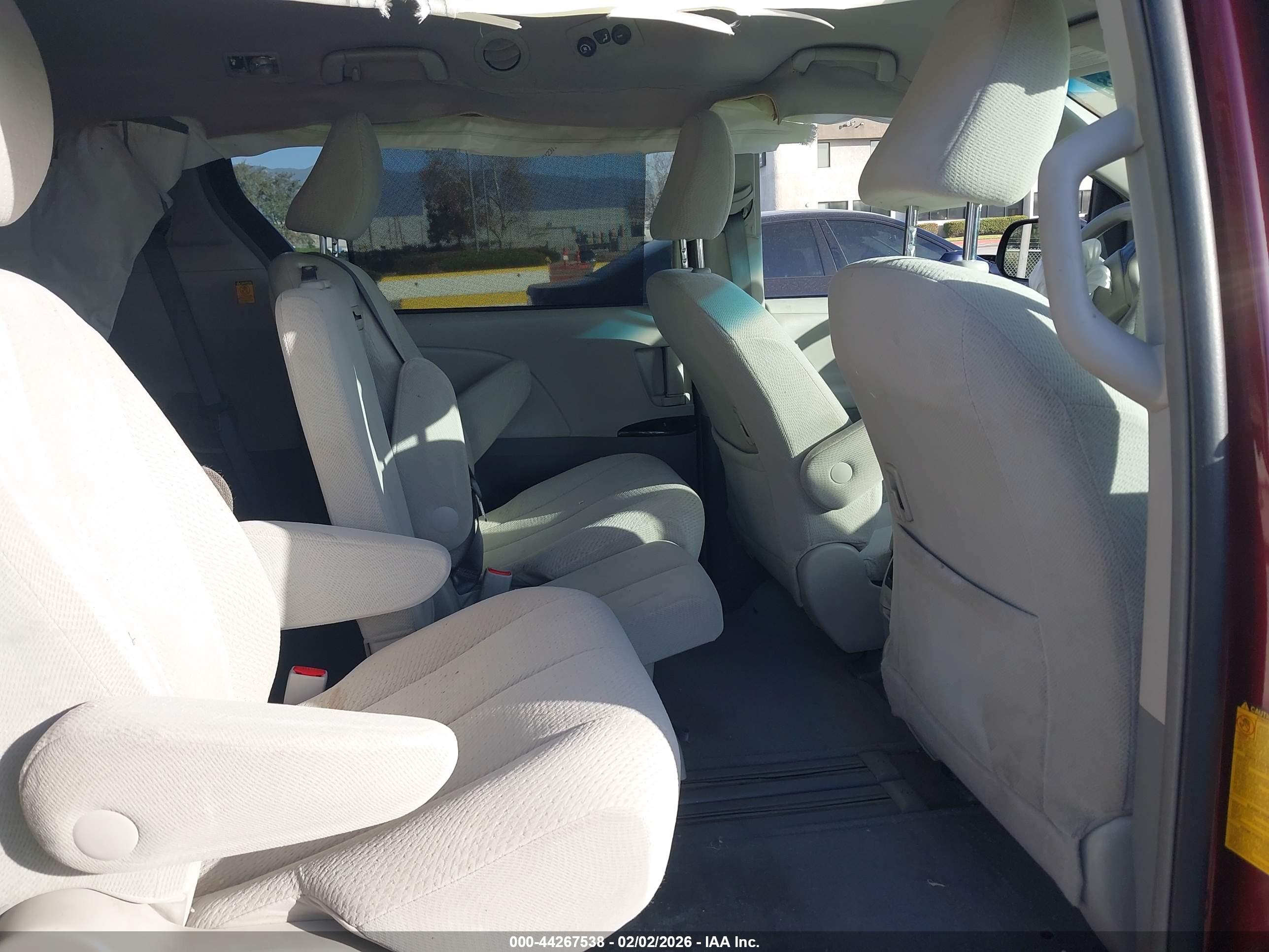 TOYOTA SIENNA image 8