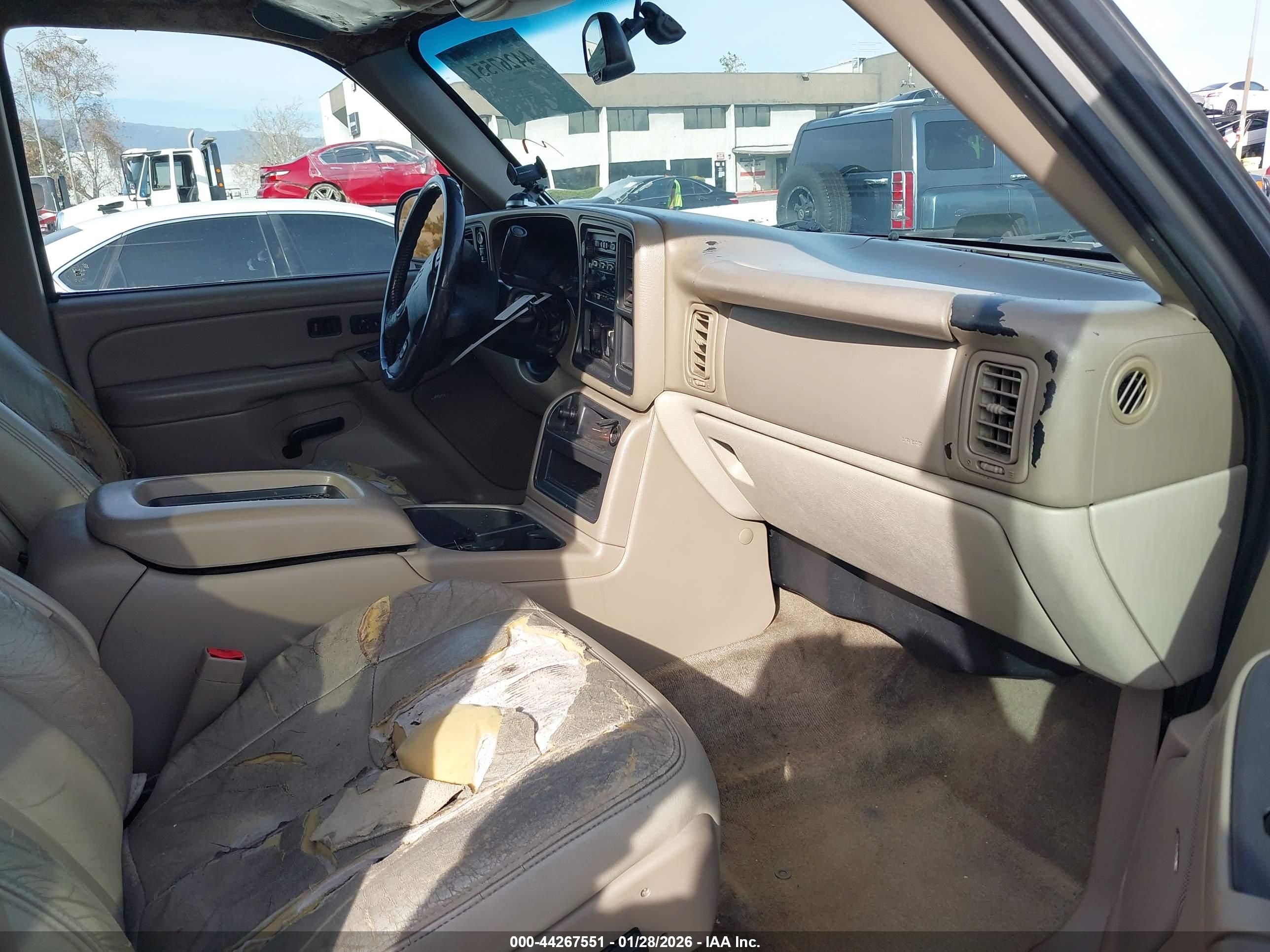 CHEVROLET SUBURBAN image 5