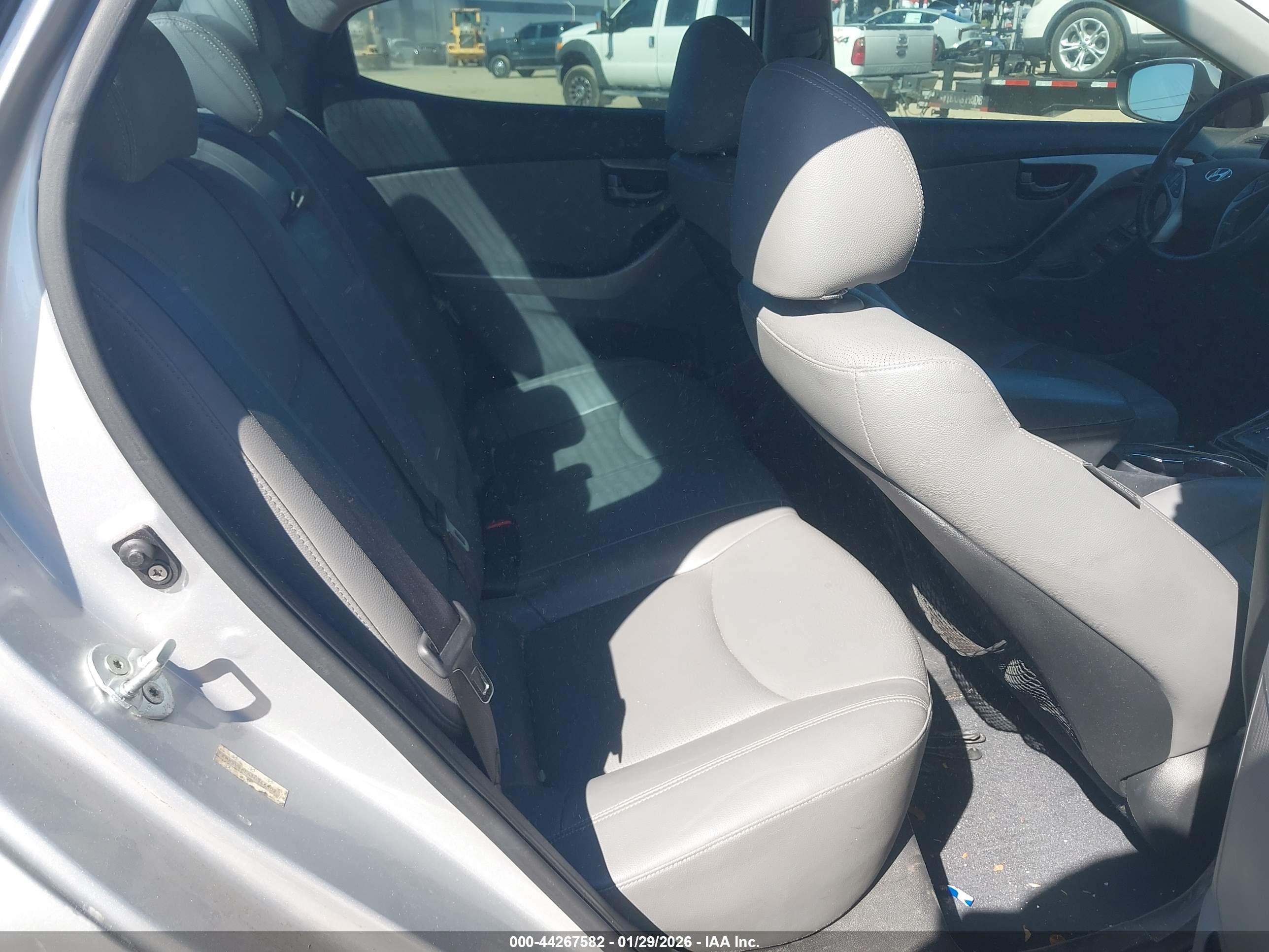 HYUNDAI ELANTRA image 8