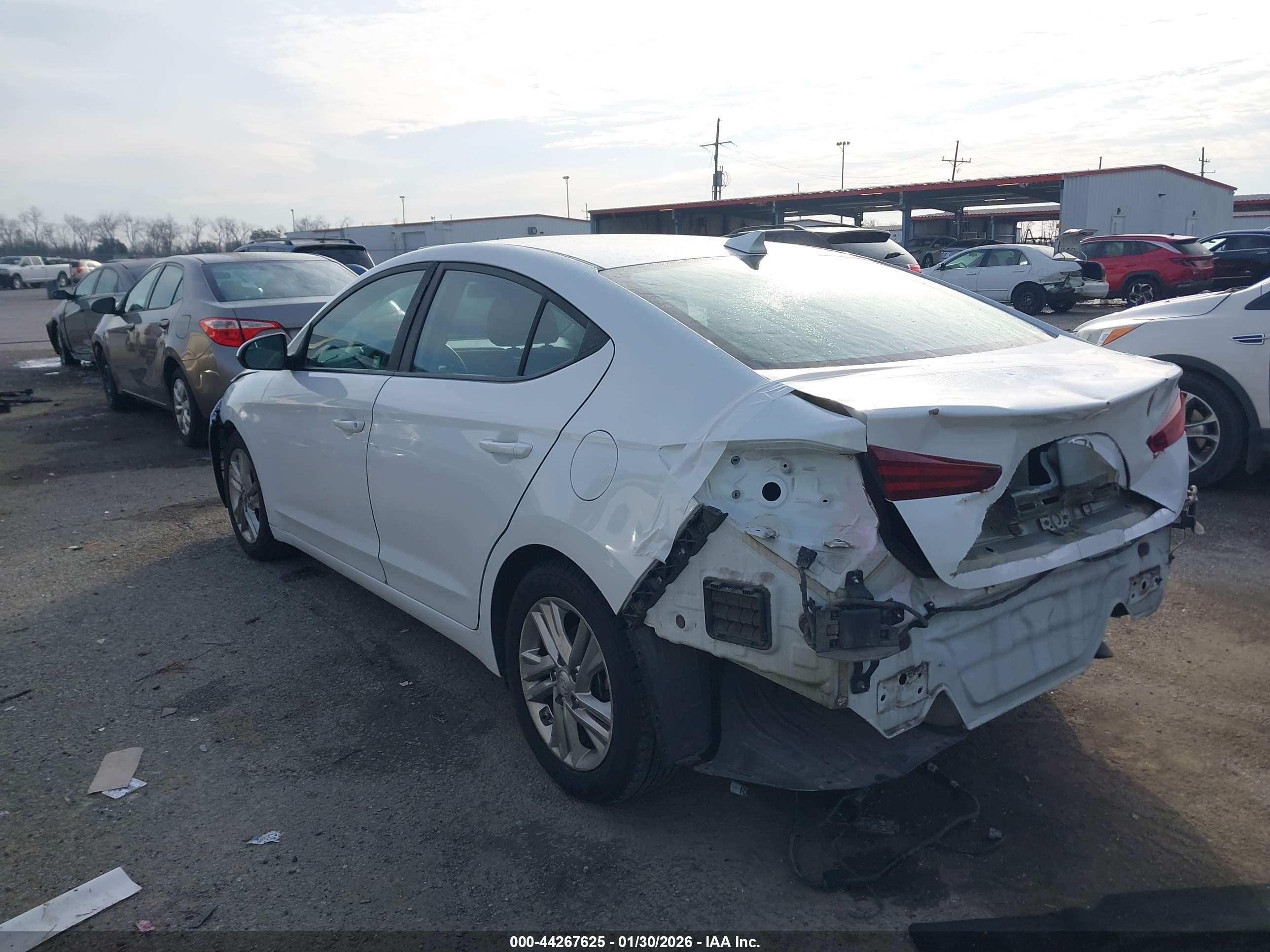 HYUNDAI ELANTRA image 3