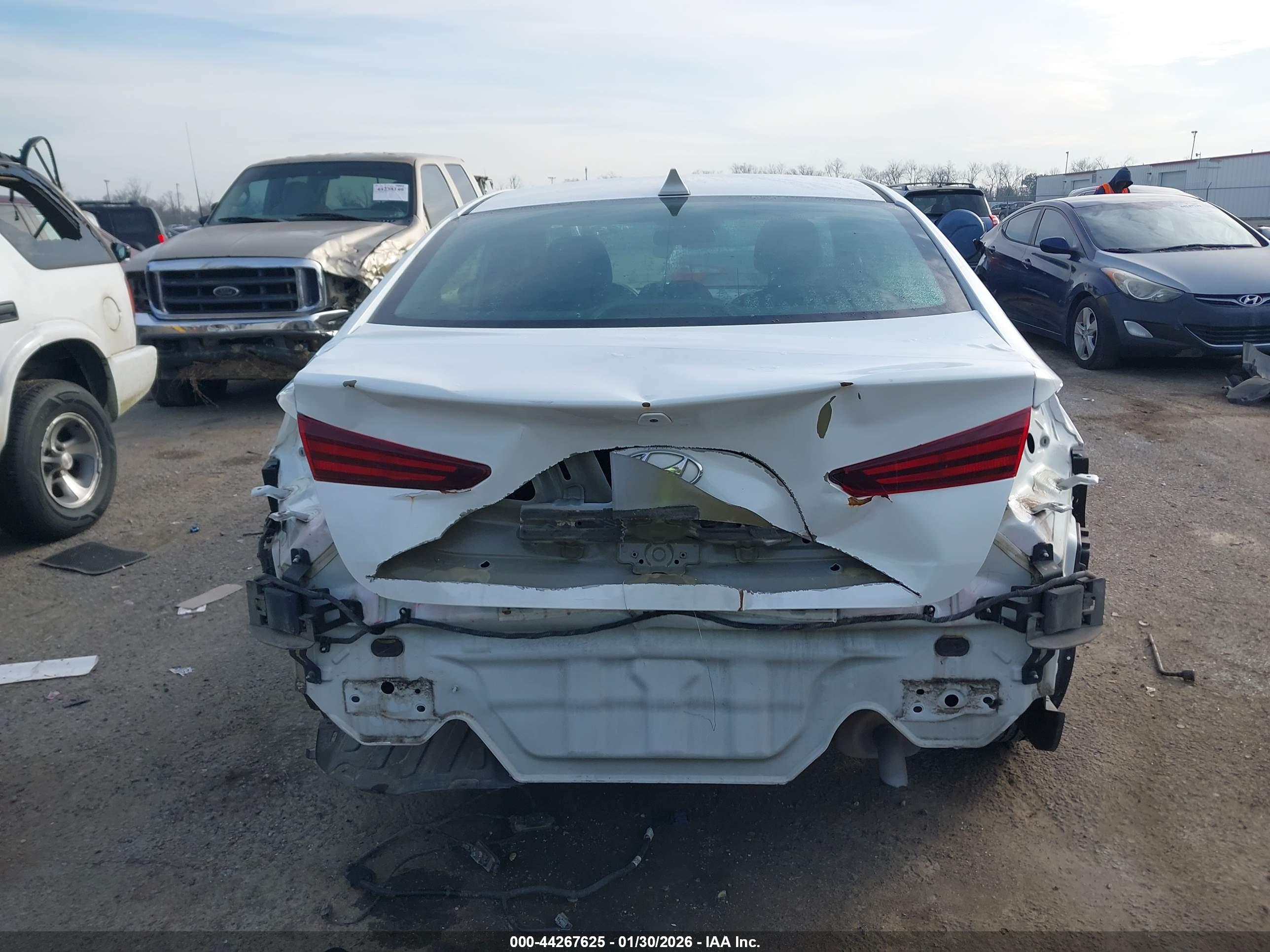 HYUNDAI ELANTRA image 6