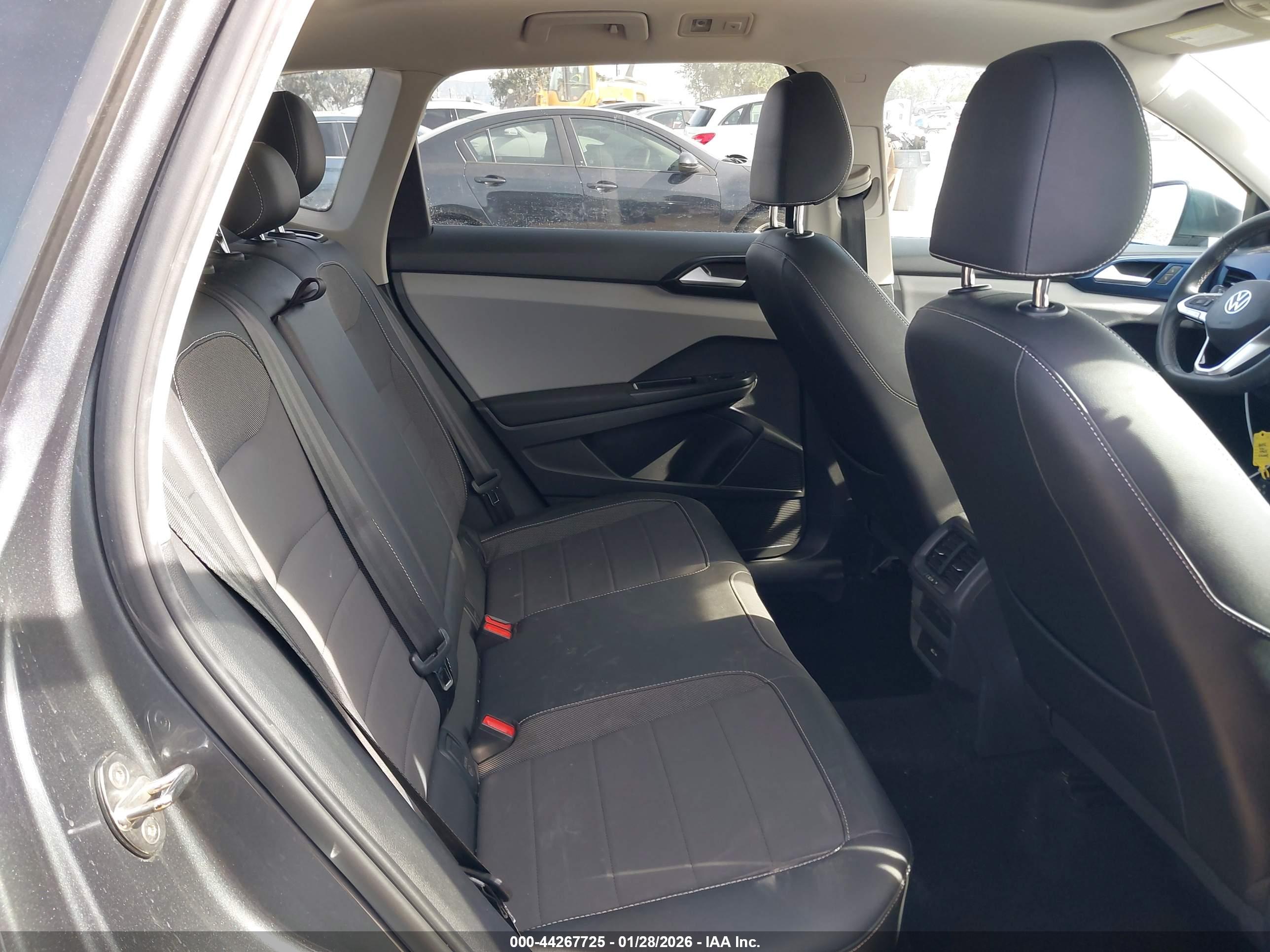 VOLKSWAGEN TAOS image 8
