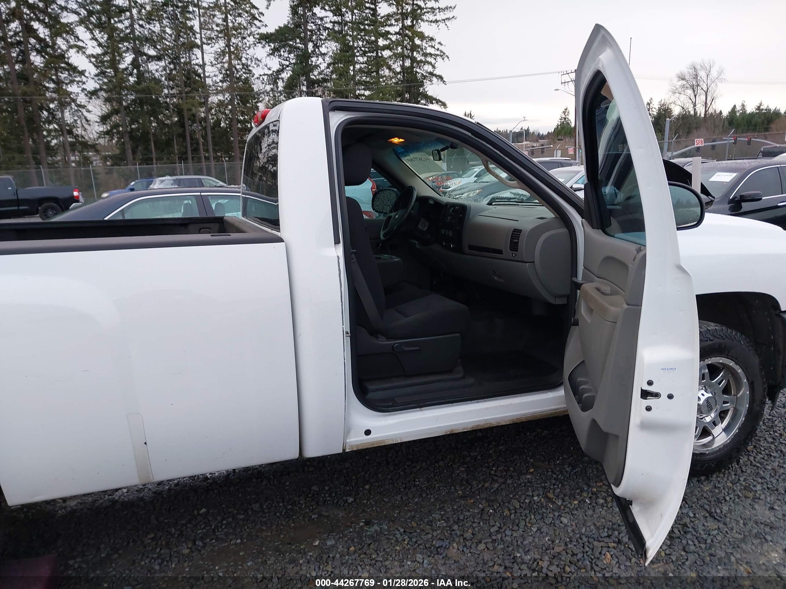 CHEVROLET SILVERADO image 5