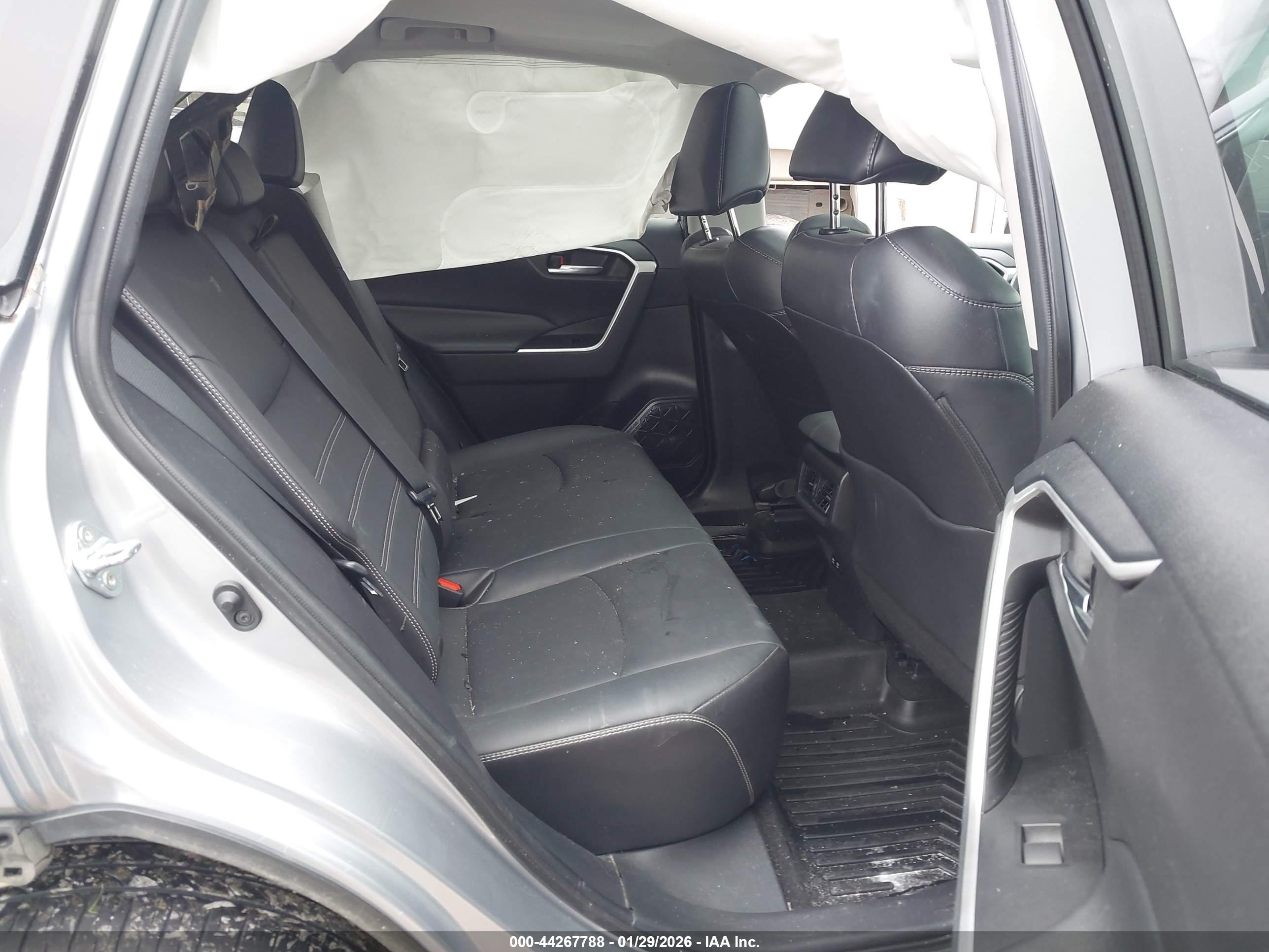 TOYOTA RAV4 image 8