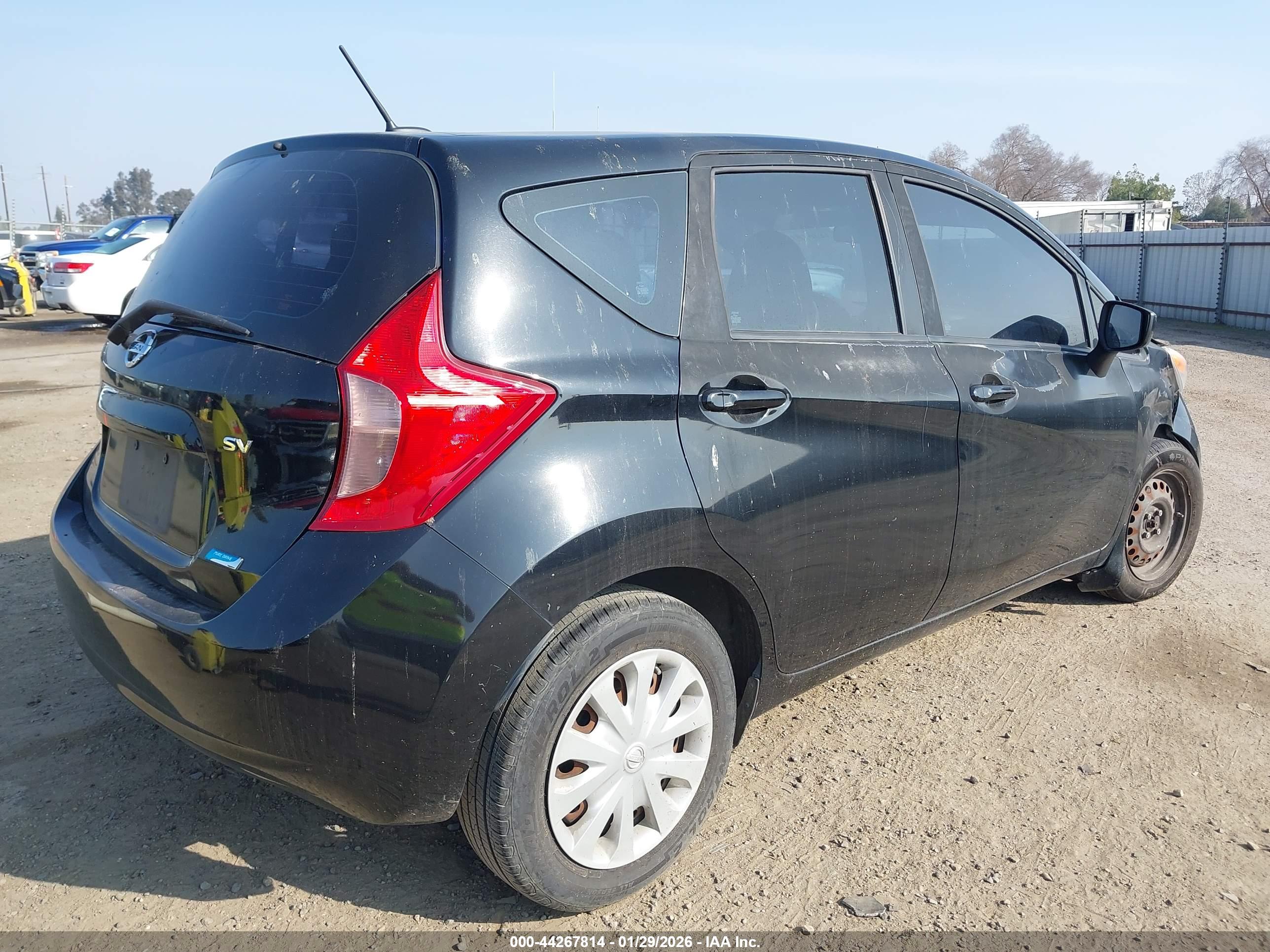 NISSAN VERSA image 4