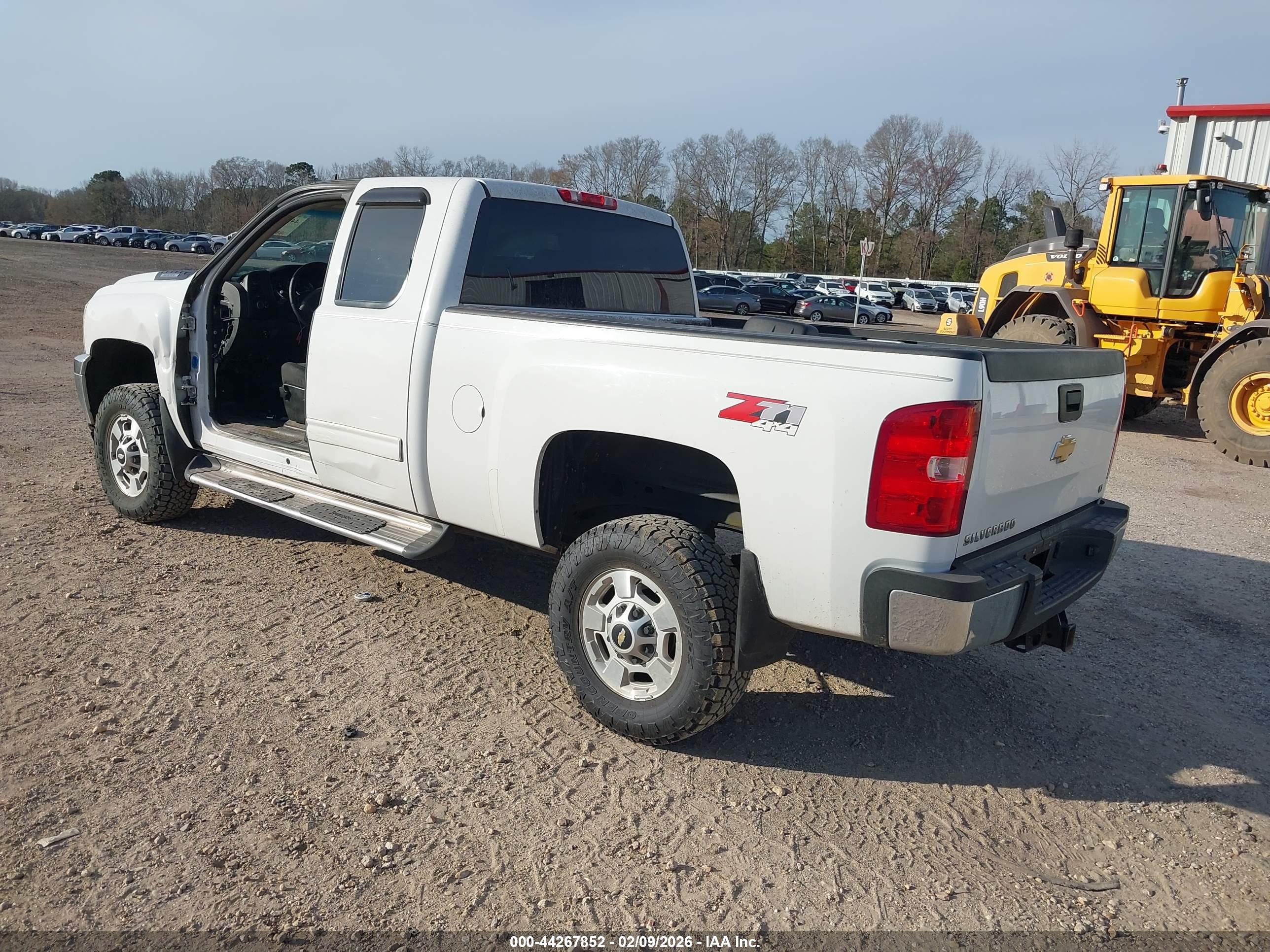CHEVROLET SILVERADO image 3